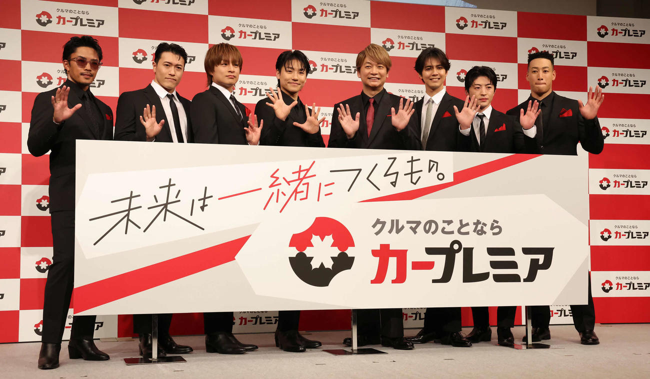 「カープレミア」新CM発表会で写真に納まる、左から数原龍友、中務裕太、白濱亜嵐、小森隼、香取慎吾、片寄涼太、佐野玲於、関口メンディー（撮影・丹羽敏通）