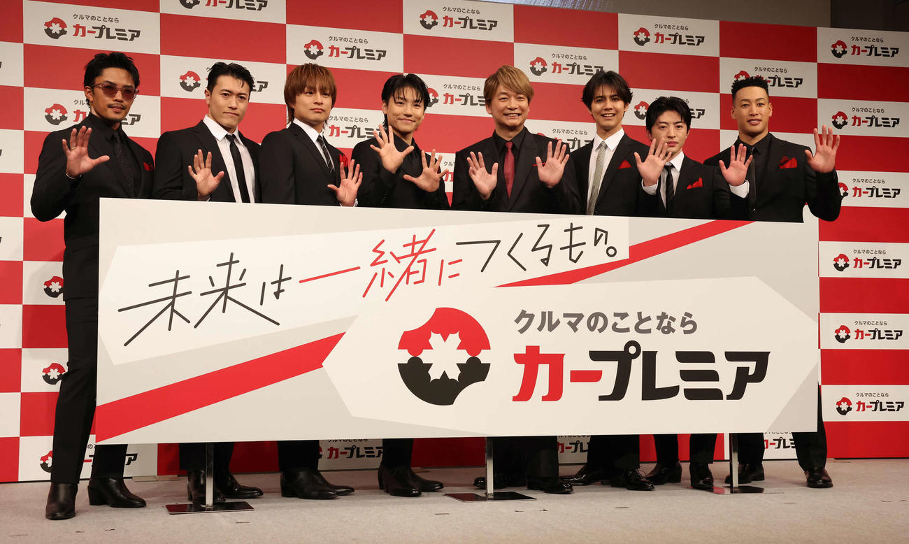 「カープレミア」新CM発表会で写真に納まる、左から数原龍友、中務裕太、白濱亜嵐、小森隼、香取慎吾、片寄涼太、佐野玲於、関口メンディー（撮影・丹羽敏通）
