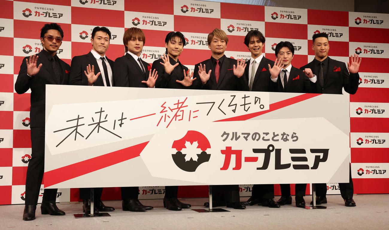 「カープレミア」新CM発表会で写真に納まる、左から数原龍友、中務裕太、白濱亜嵐、小森隼、香取慎吾、片寄涼太、佐野玲於、関口メンディー（撮影・丹羽敏通）