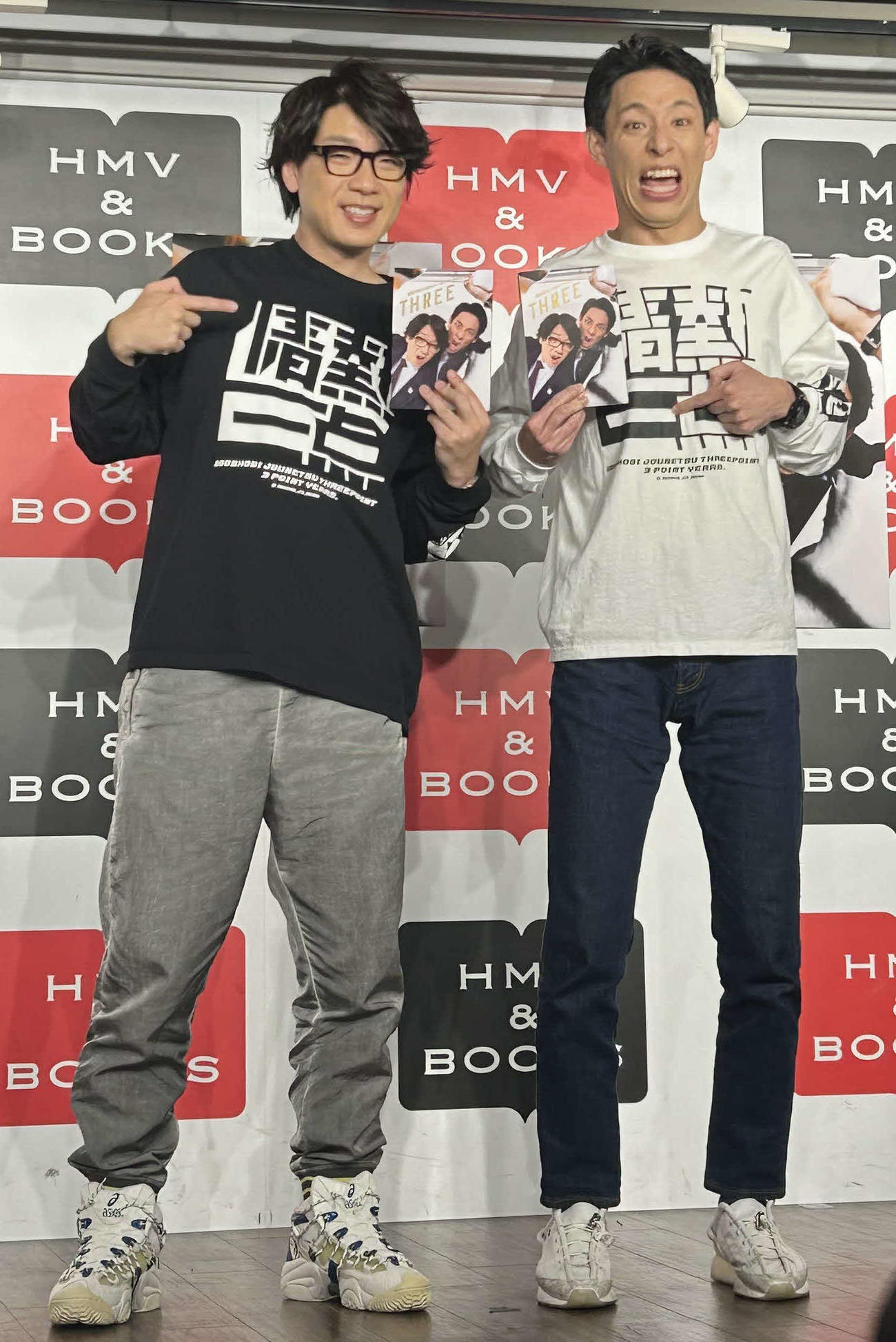 「囲碁将棋の情熱スリーポイント」公式本発売記念会見に出席した、囲碁将棋の文田大介（左）と根建太一（撮影・松尾幸之介）