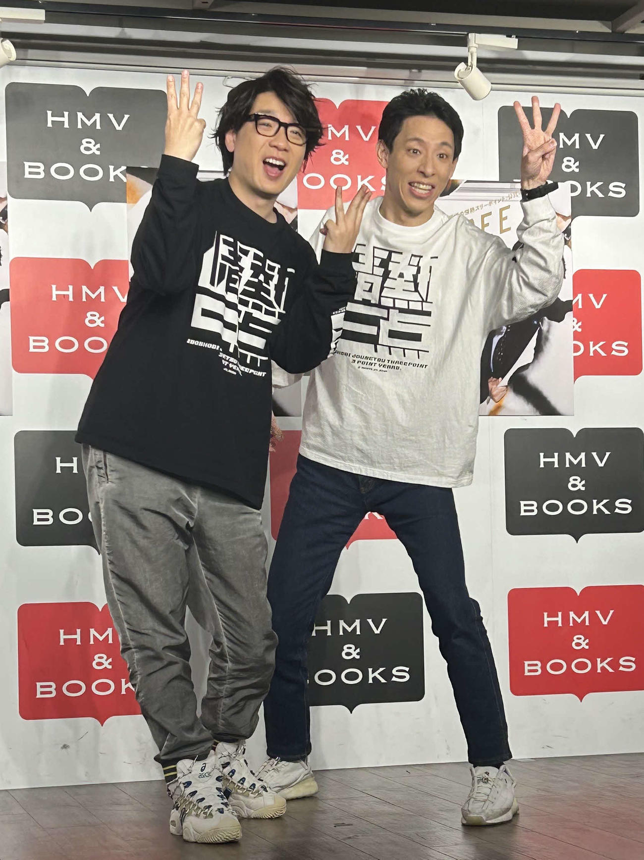 公式本発売記念会見に出席した、囲碁将棋の文田大介（左）と根建太一（撮影・松尾幸之介）