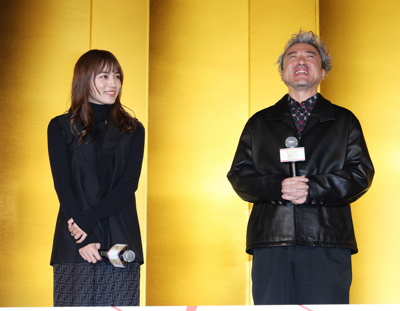 映画「身代わり忠臣蔵」完成披露試写会で笑顔を見せる川口春奈（左）とムロツヨシ（撮影・宮地輝）