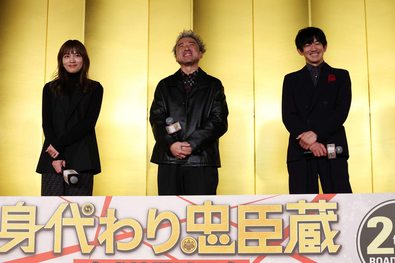 映画「身代わり忠臣蔵」完成披露試写会で笑顔を見せる登壇者、左から川口春奈、ムロツヨシ、永山瑛太（撮影・宮地輝）