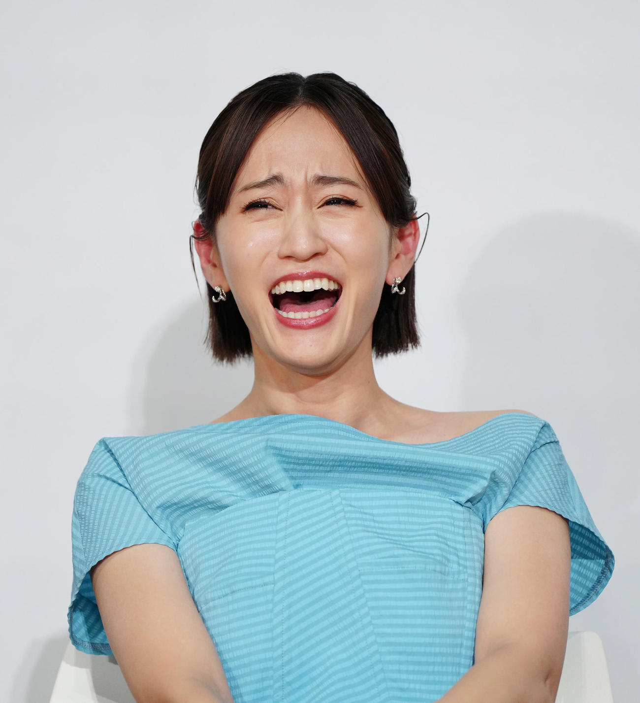 映画「一月の声に歓びを刻め」の完成披露上映会前の舞台あいさつで笑顔を見せる前田敦子（撮影・江口和貴）