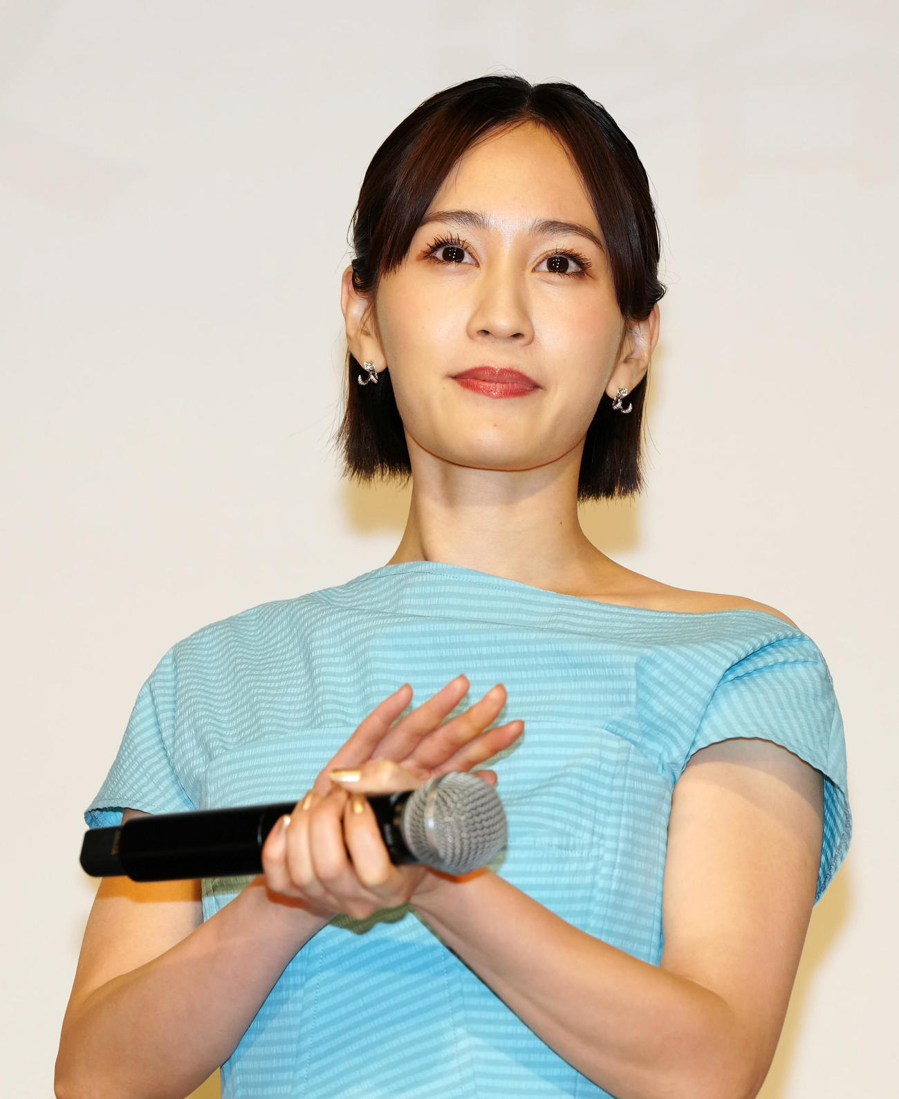 映画「一月の声に歓びを刻め」の完成披露上映会前、舞台あいさつに臨む前田敦子（撮影・江口和貴）