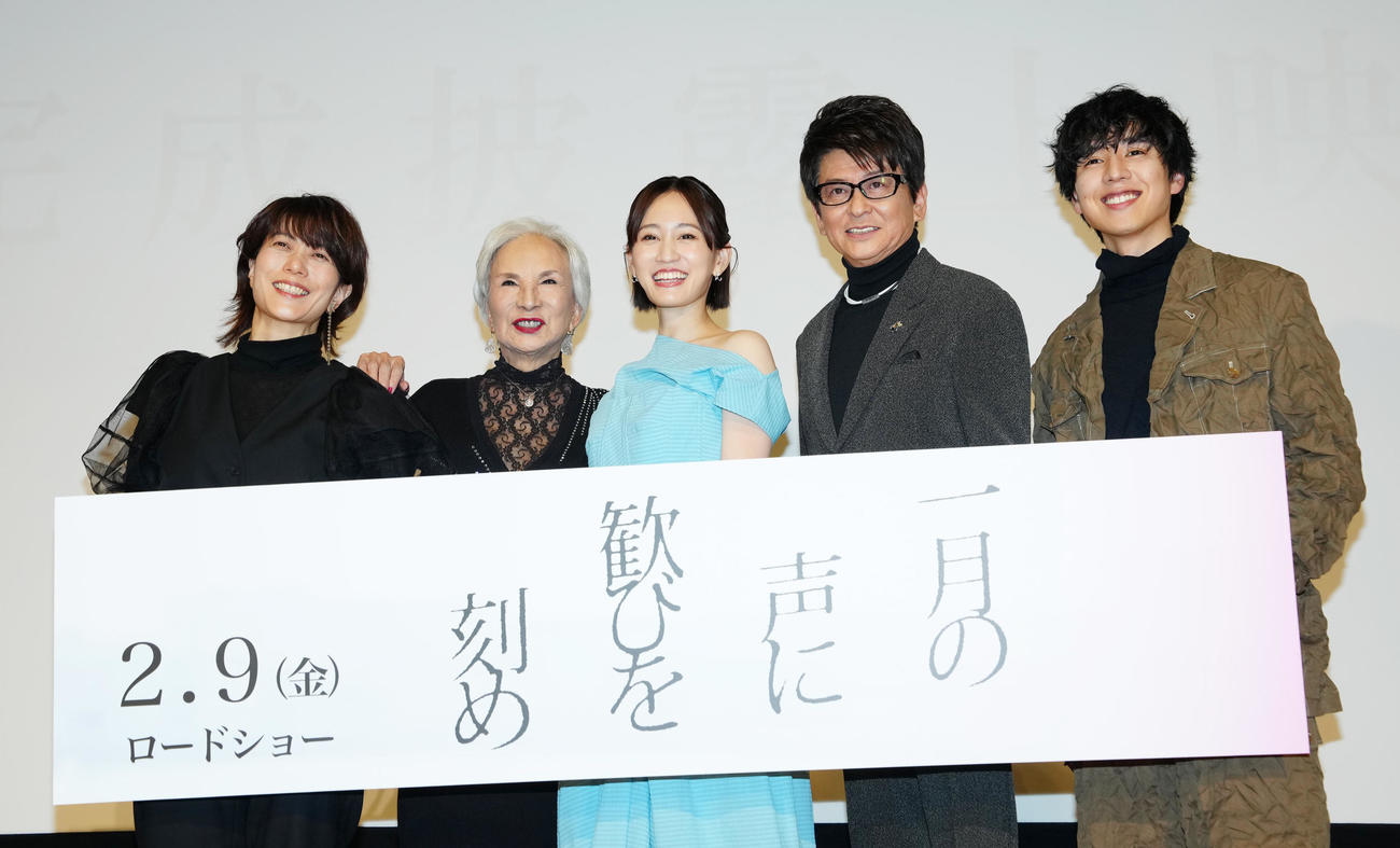 映画「一月の声に歓びを刻め」の完成披露上映会前、舞台あいさつを行い、写真に納まる前田敦子（中央）ら。左から三島有紀子監督、カルーセル麻紀、1人おいて哀川翔、坂東龍汰（撮影・江口和貴）