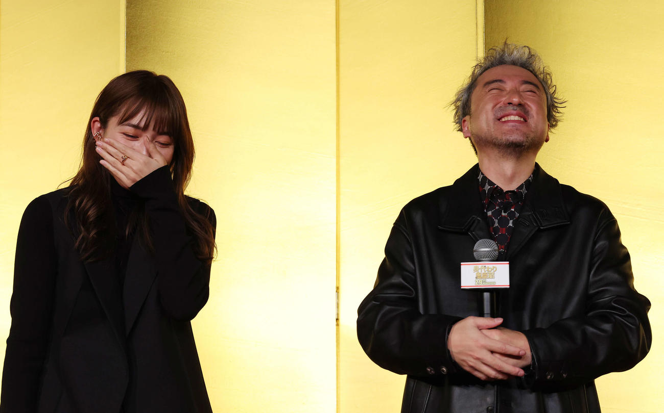 映画「身代わり忠臣蔵」完成披露試写会で笑顔を見せる川口春奈（左）とムロツヨシ（撮影・宮地輝）