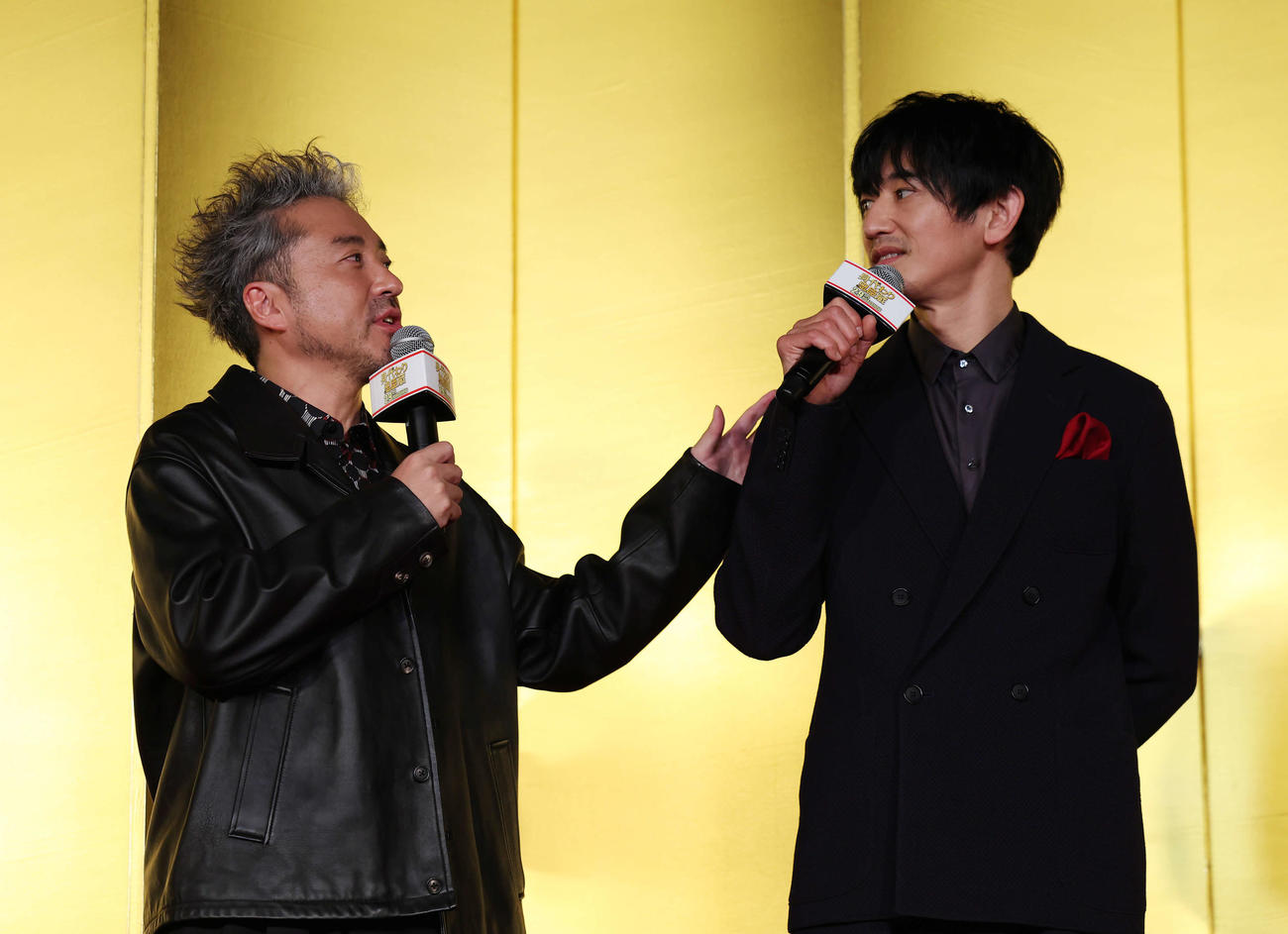 映画「身代わり忠臣蔵」完成披露試写会で仲良く話すムロツヨシ（左）と林遣都（撮影・宮地輝）