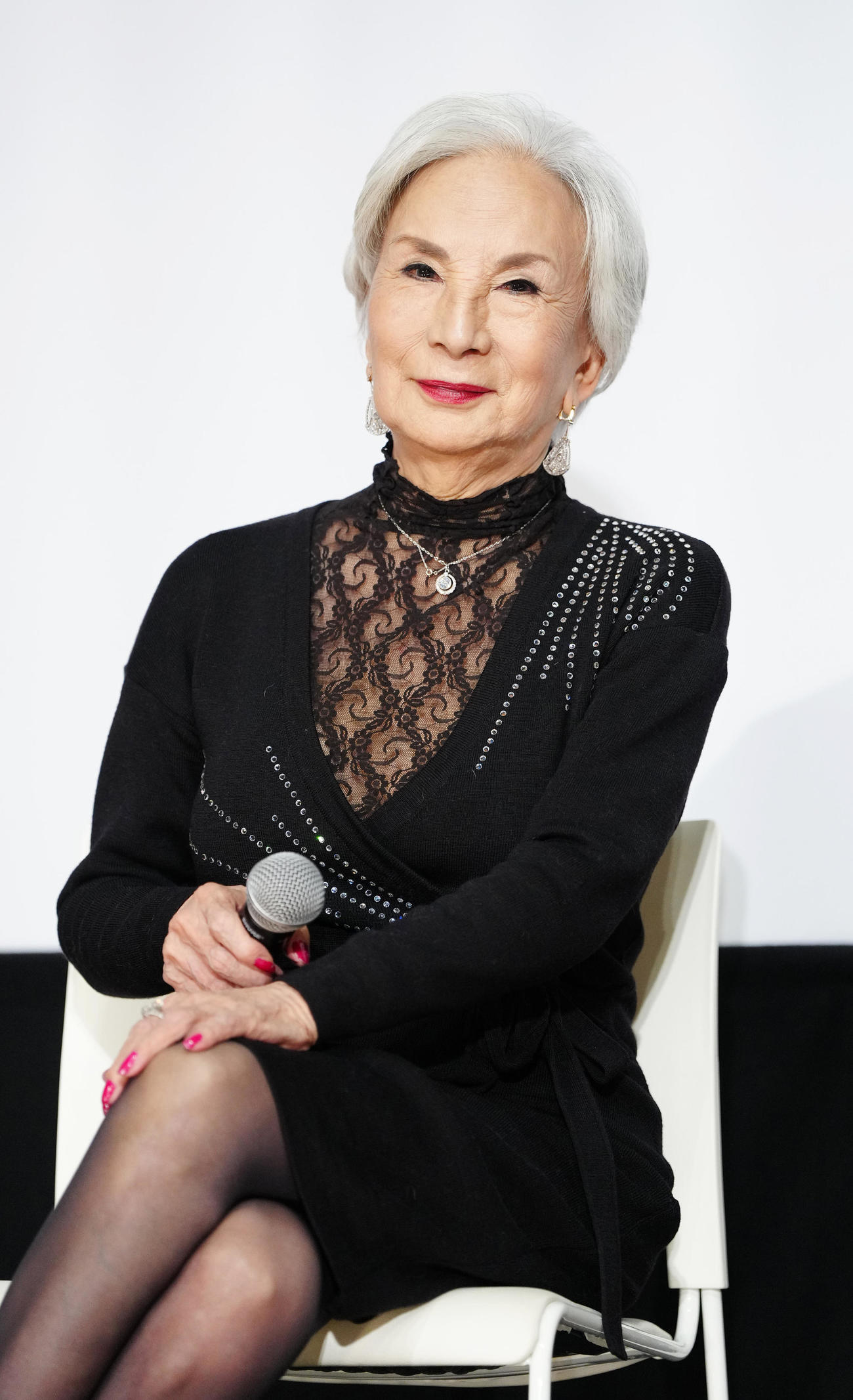 映画「一月の声に歓びを刻め」の完成披露上映会前、舞台あいさつに臨むカルーセル麻紀（撮影・江口和貴）