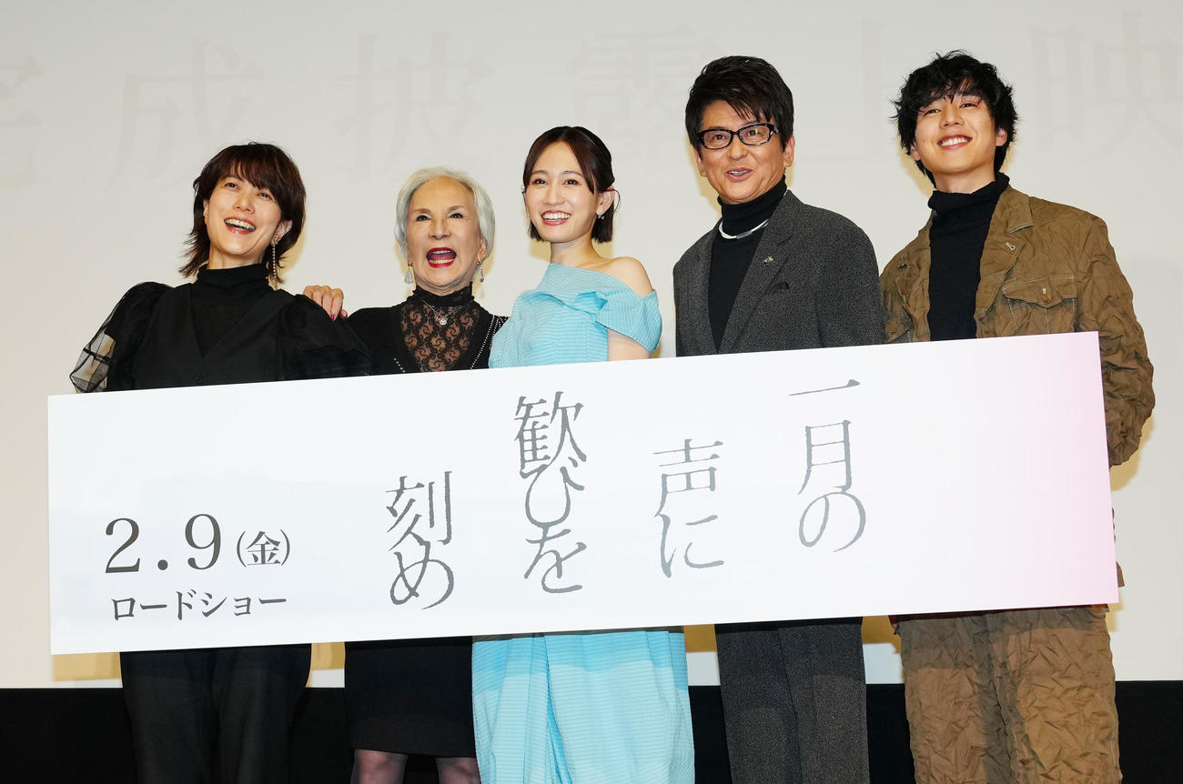 映画「一月の声に歓びを刻め」の完成披露上映会前、舞台あいさつを行い、写真に納まる前田敦子（中央）ら。左から三島有紀子監督、カルーセル麻紀、1人おいて哀川翔、坂東龍汰（撮影・江口和貴）