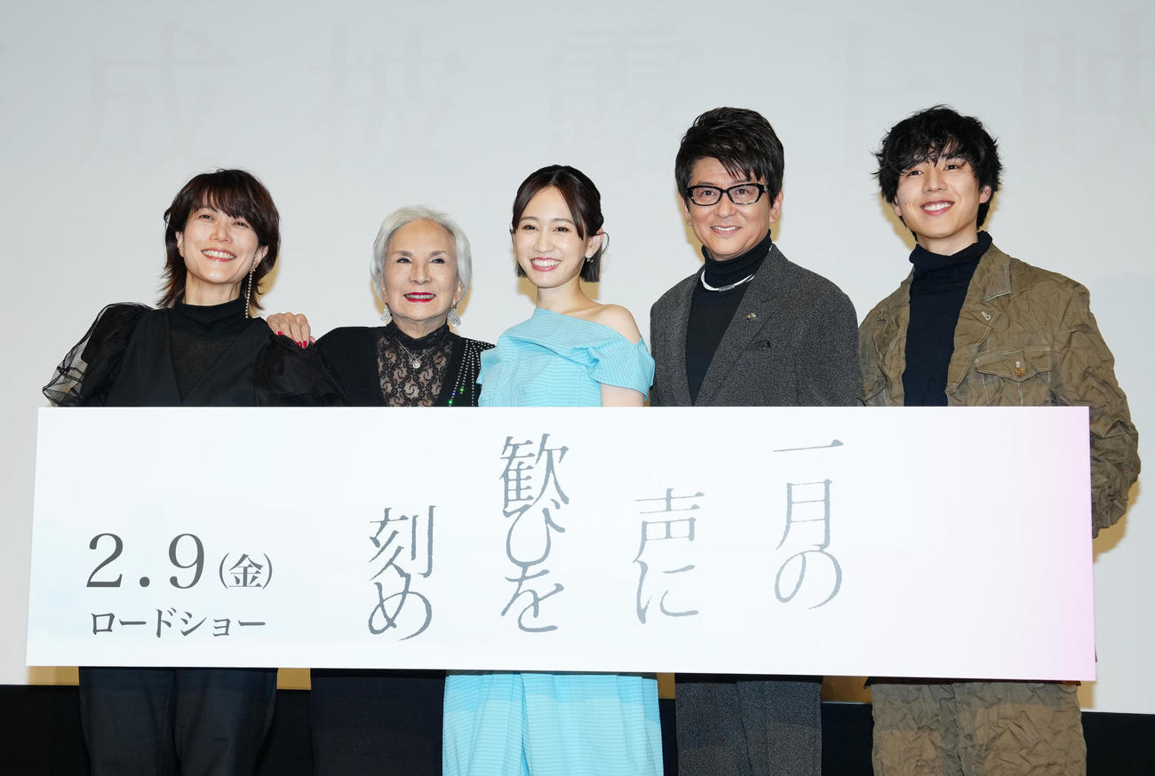 舞台あいさつで写真に納まる前田敦子（中央）ら。左から三島有紀子監督、カルーセル麻紀、1人おいて哀川翔、坂東龍汰（撮影・江口和貴）