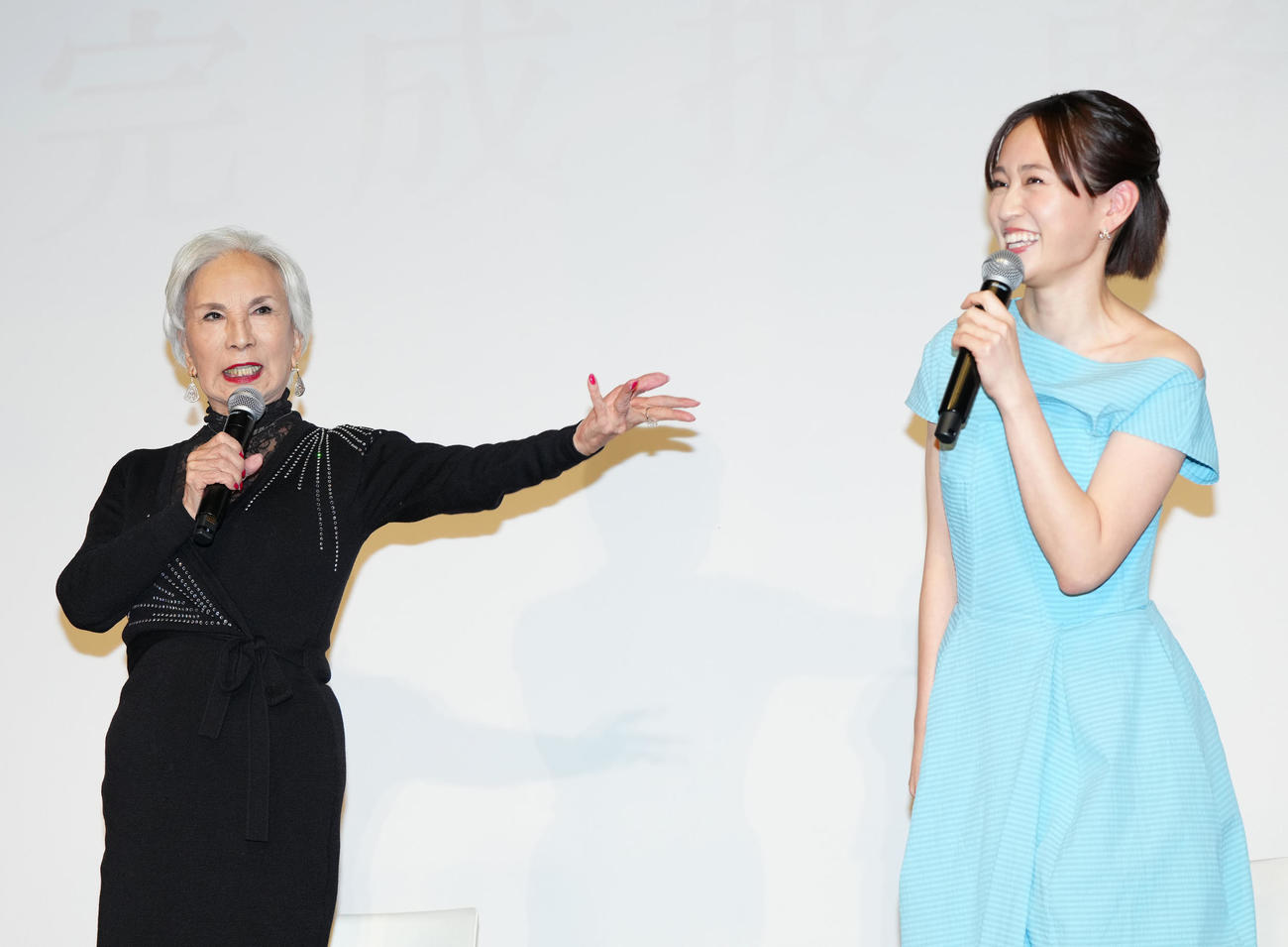 映画「一月の声に歓びを刻め」の完成披露上映会前、舞台あいさつに臨むカルーセル麻紀（左）。右は前田敦子（撮影・江口和貴）