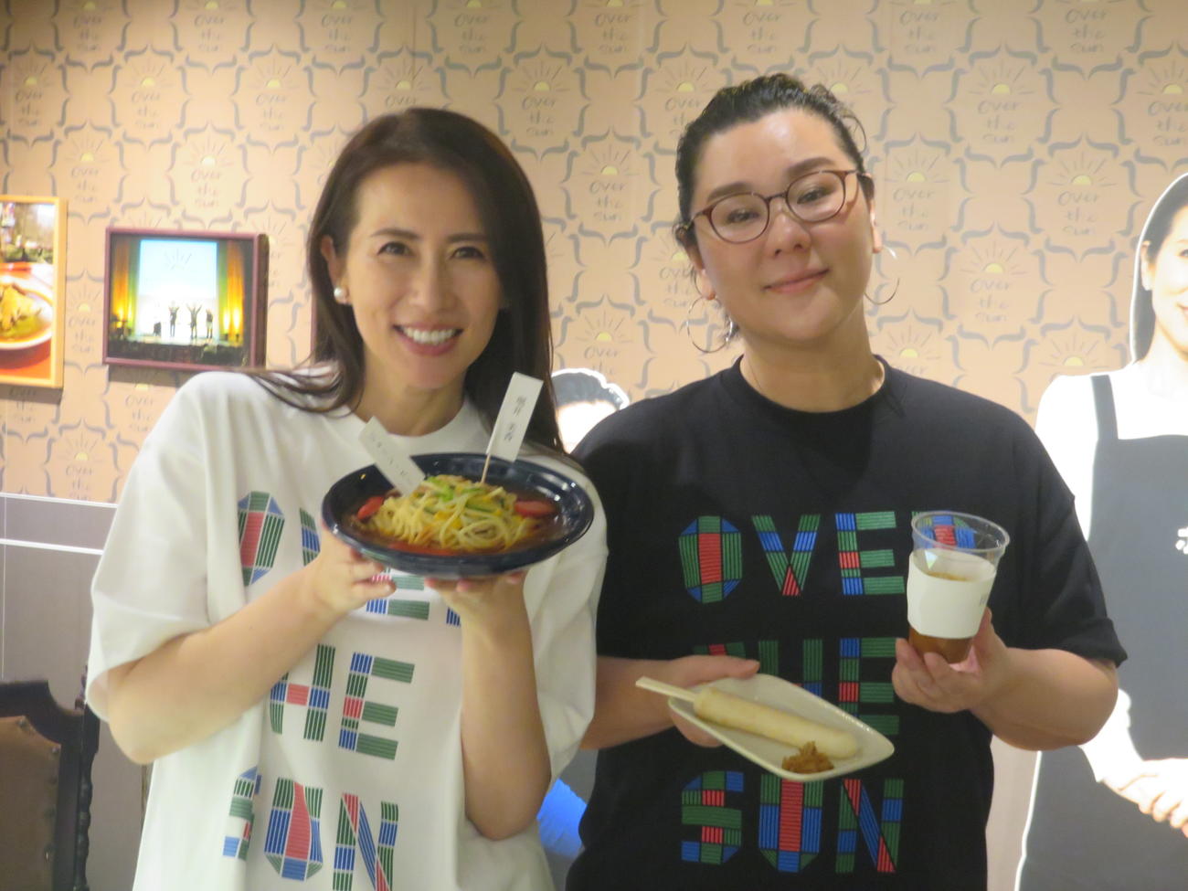 「喫茶ホリイ」のメニューの「あんかけパスタ」を堀井美香（左）と「きりたんぽカレー」を持つジェーン・スー