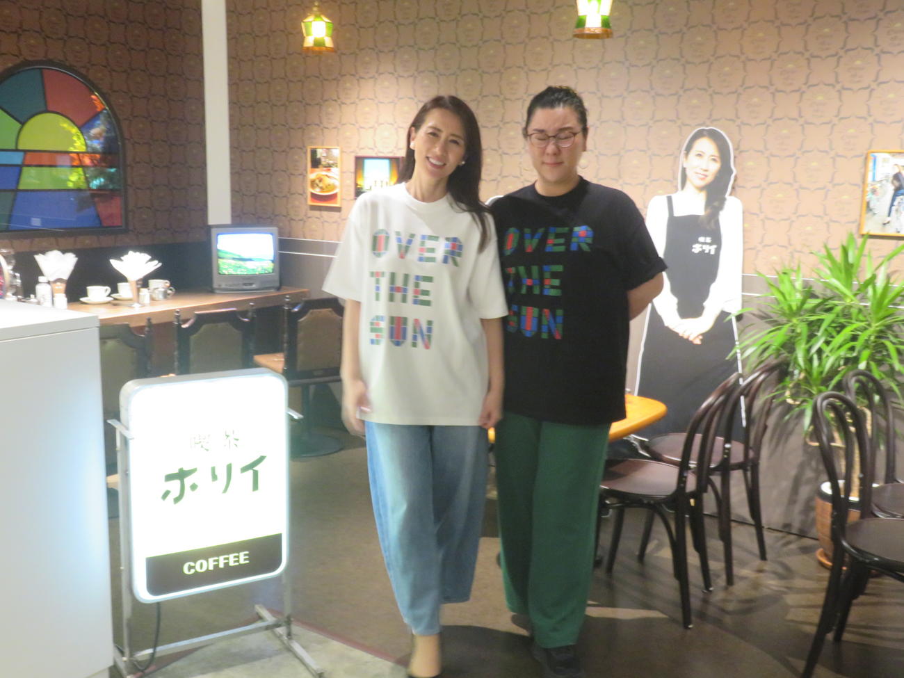 「喫茶ホリイ」の店頭に立つ堀井美香（左）とジェーン・スー