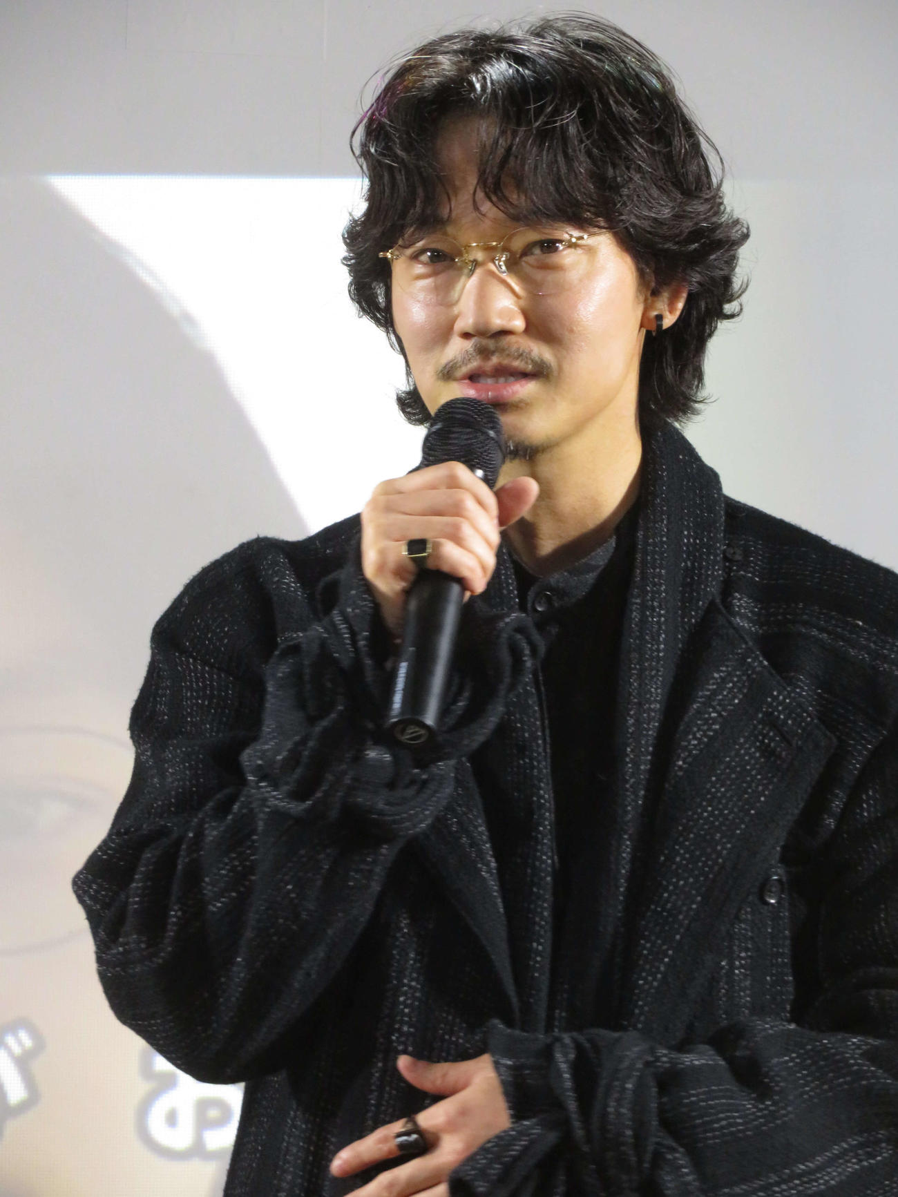 映画「カラオケ行こ！」公開記念イベントで笑う綾野剛（撮影・村上幸将）