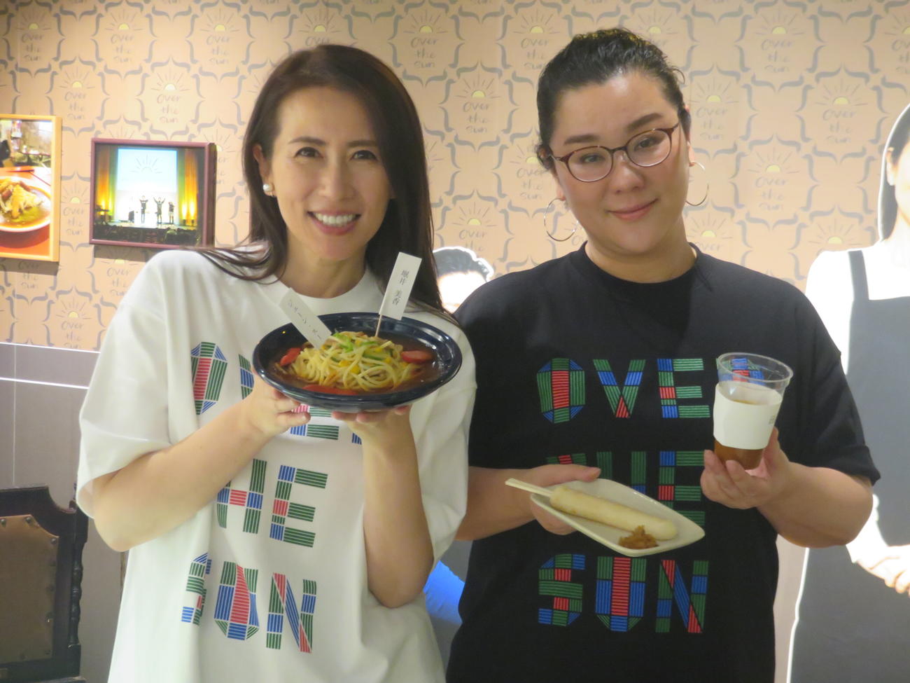 「喫茶ホリイ」のメニューの「あんかけパスタ」を堀井美香（左）と「きりたんぽカレー」を持つジェーン・スー