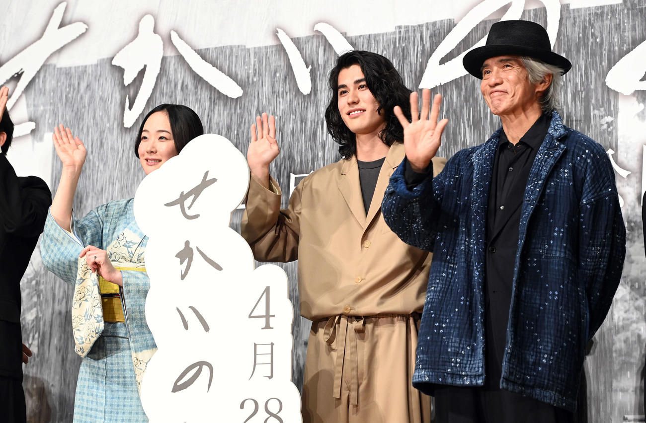 映画「せかいのおきく」の舞台あいさつに登壇した、左から黒木華、寛一郎、佐藤浩市（2023年4月撮影）