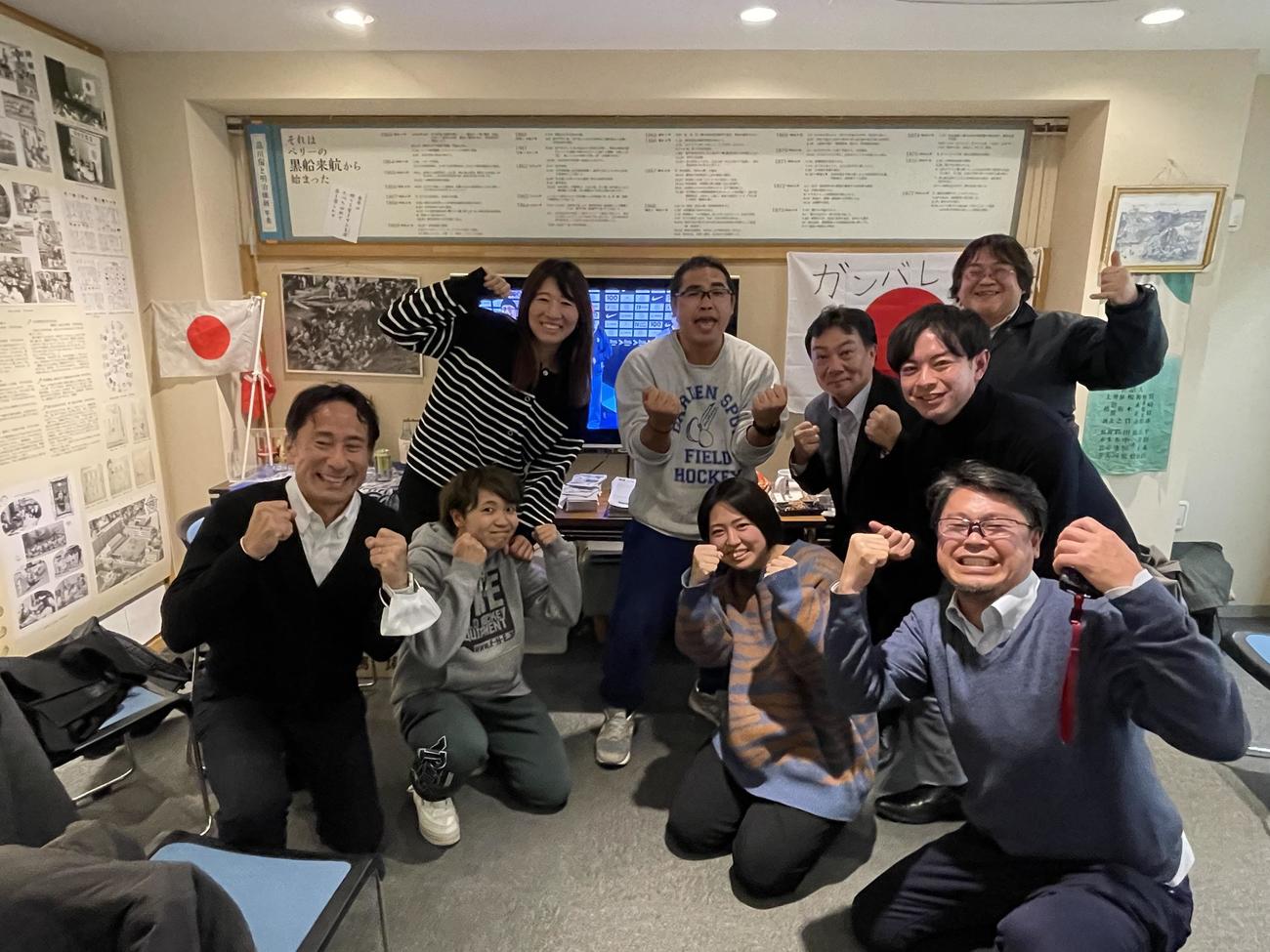ホッケー女子日本代表の応援会で、敗戦にも翌日の3位決定戦に向けて気合いを入れるロッチ中岡（後列中央）