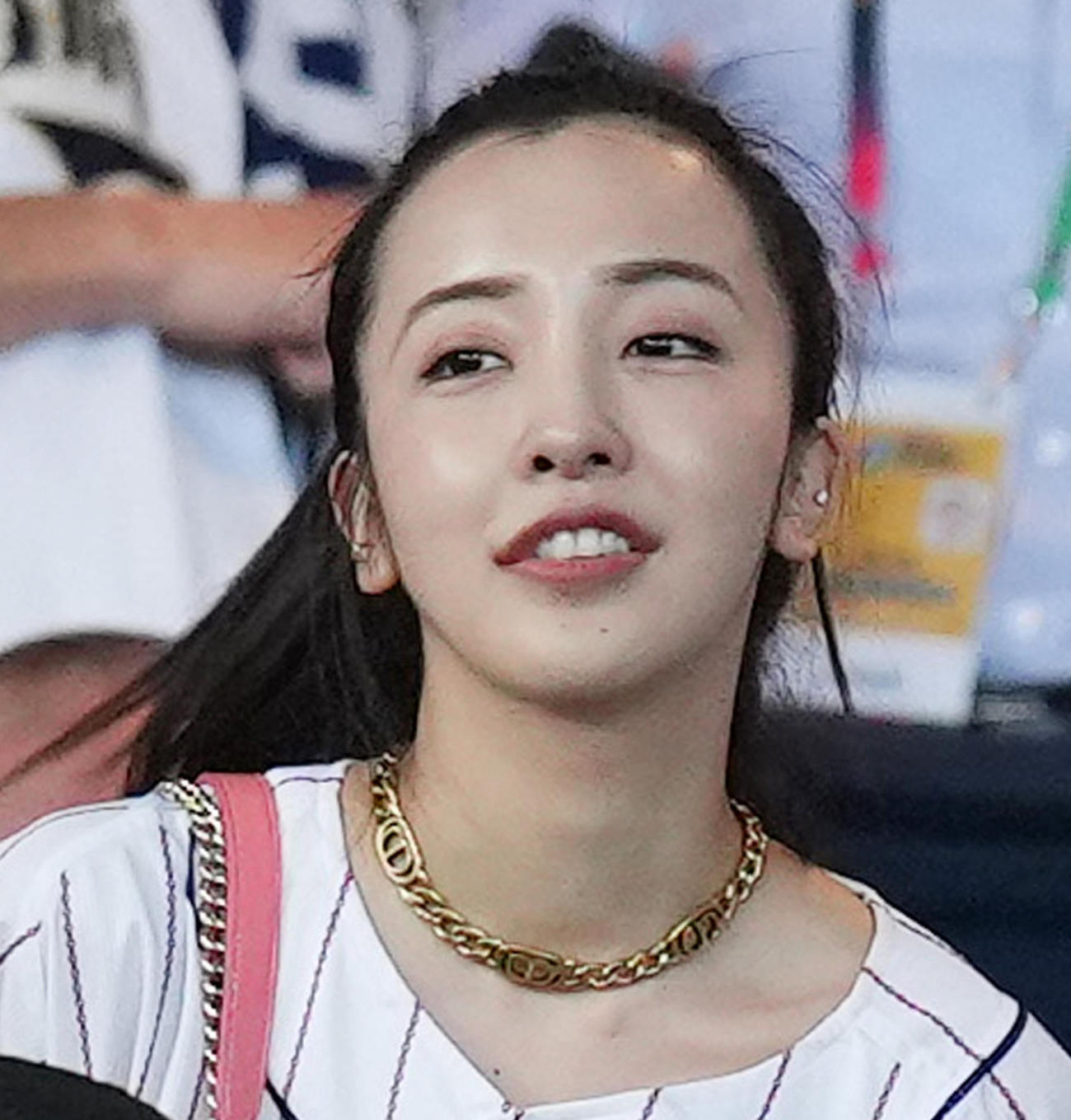 板野友美（2023年撮影）