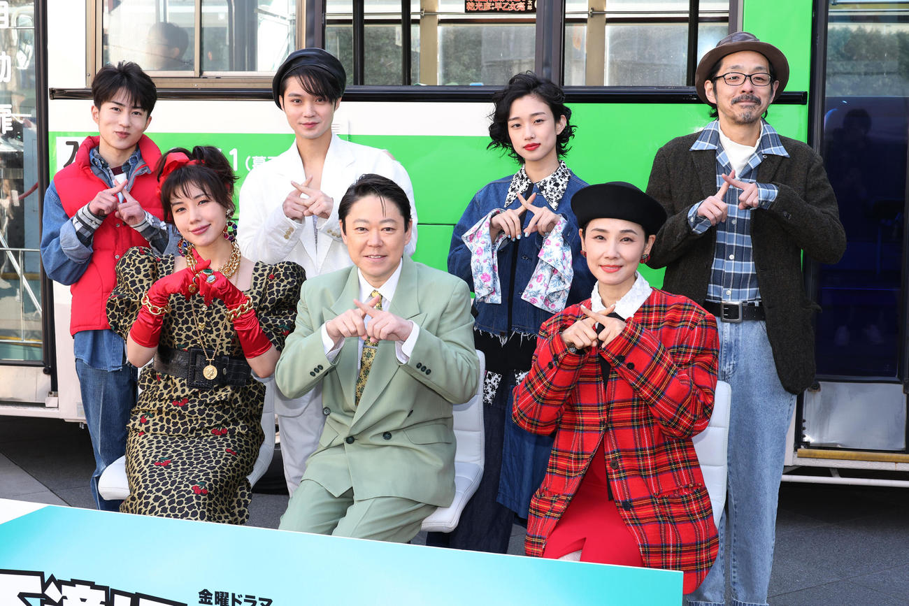 TBSドラマ「不適切にもほどがある」制作発表会見を行った、前列左から仲里依紗、阿部サダヲ、吉田羊、後列左から坂元愛登、磯村勇斗、河合優実、宮藤官九郎氏（撮影・中島郁夫）