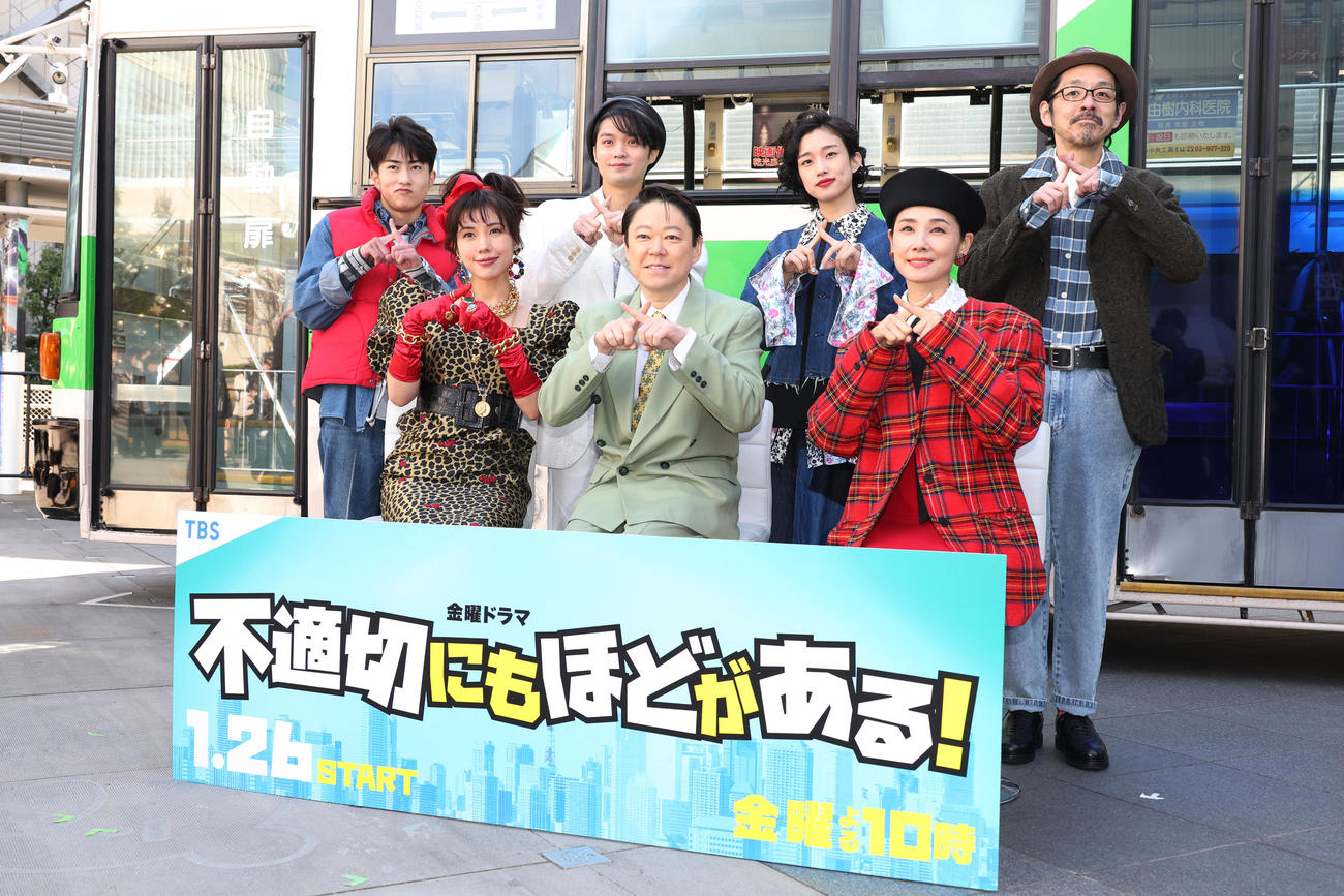TBSドラマ「不適切にもほどがある」制作発表会見を行った、前列左から仲里依紗、阿部サダヲ、吉田羊、後列左から坂元愛登、磯村勇斗、河合優実、宮藤官九郎氏（撮影・中島郁夫）