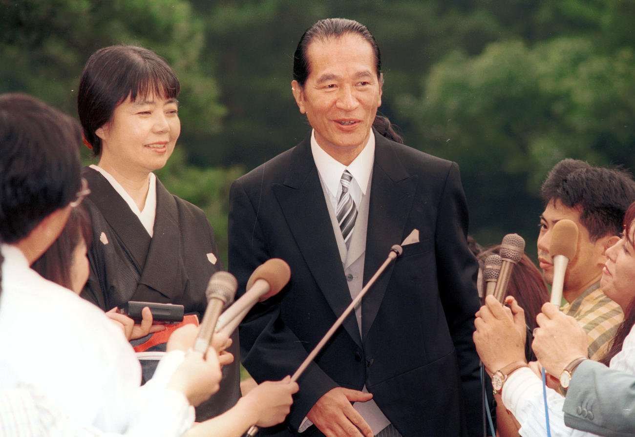 本木雅弘と内田也哉子さんの結婚式に出席した、内田裕也と樹木希林（1995年7月撮影）