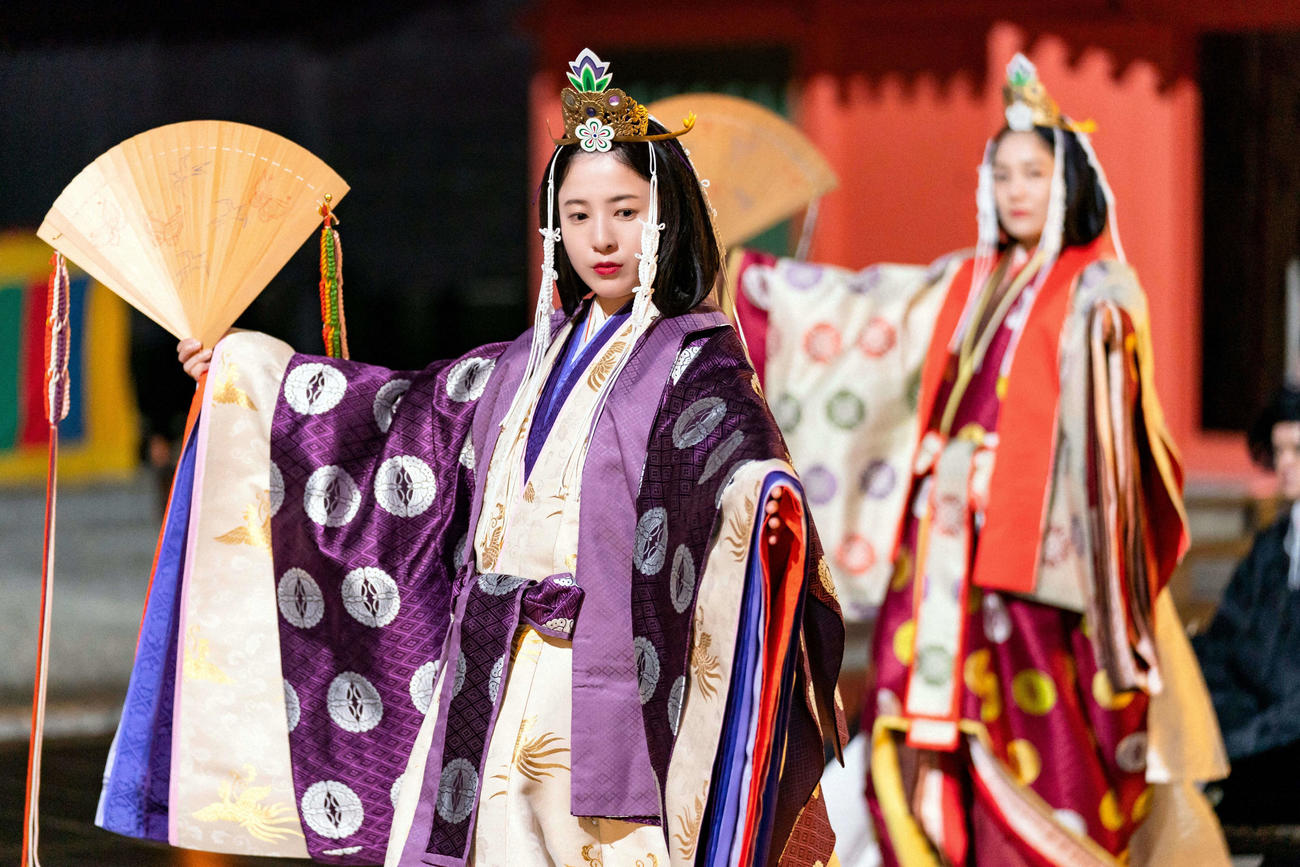 踊る紫式部（吉高由里子）