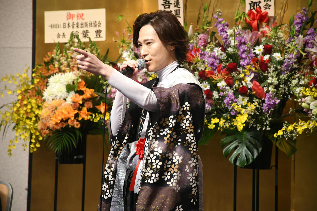 「こころ万華鏡」が「令和5年度藤田まさと賞」を受賞し歌う山内惠介（撮影・大友陽平）