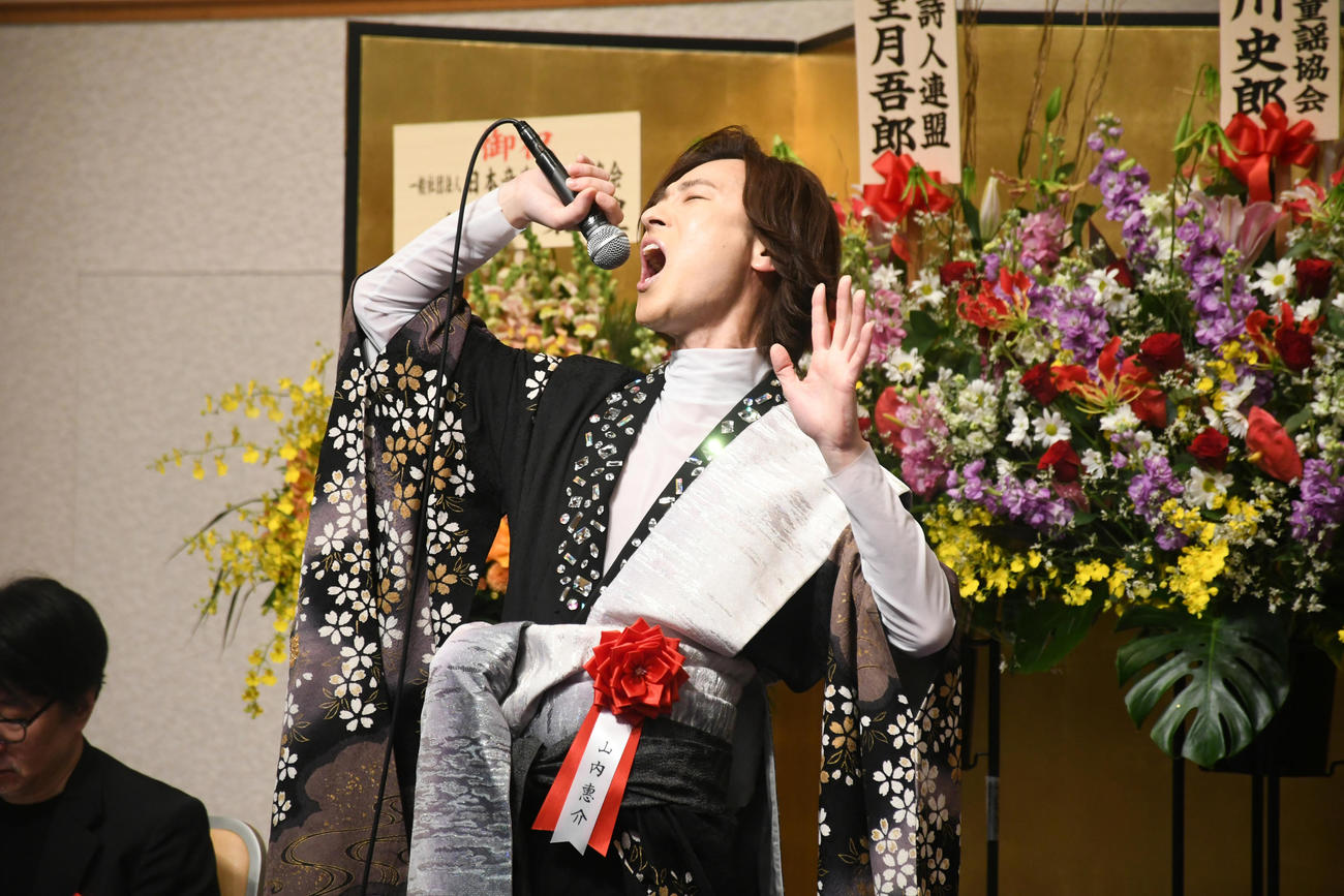 「こころ万華鏡」が「令和5年度藤田まさと賞」を受賞し歌う山内惠介（撮影・大友陽平）
