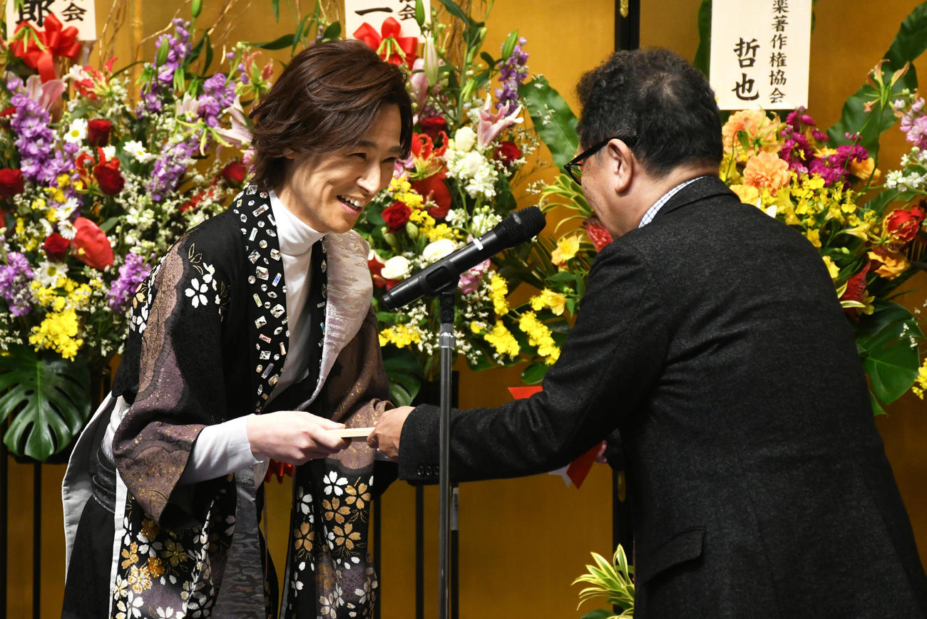 「こころ万華鏡」が「令和5年度藤田まさと賞」を受賞した山内惠介（左）（撮影・大友陽平）