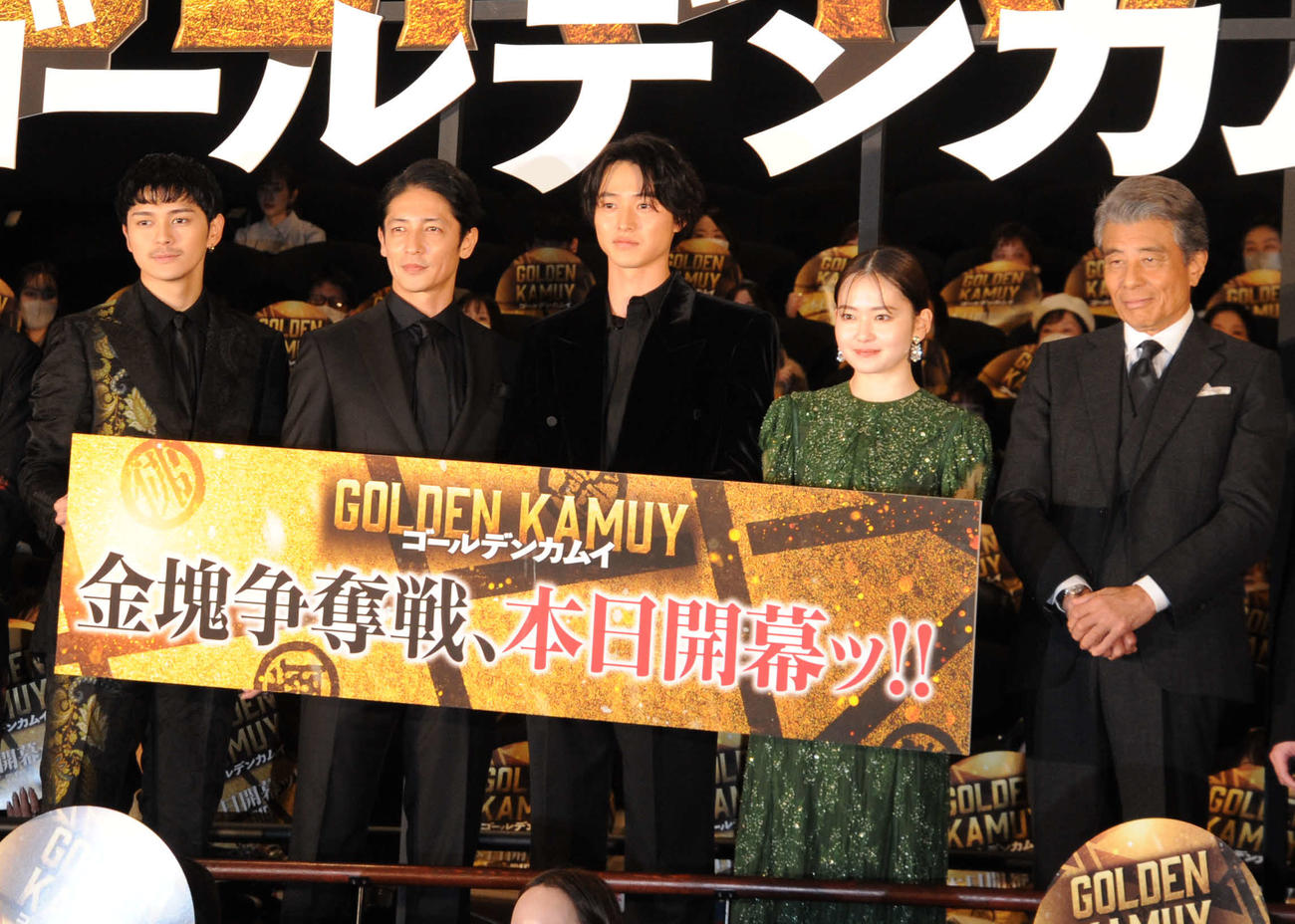 映画「ゴールデンカムイ」初日舞台あいさつに出席した、左から眞栄田郷敦、玉木宏、山崎賢人、山田杏奈、舘ひろし（撮影・松尾幸之介）