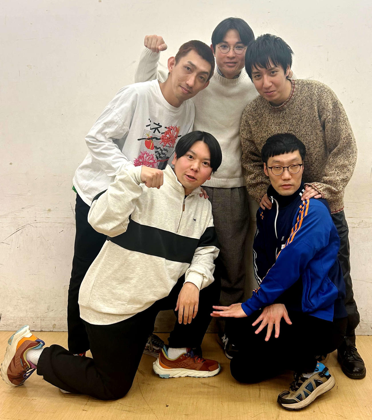 左下から時計回りに、コントユニット「コント犬」の、サンシャイン坂田光、やさしいズのタイ、空気階段の水川かたまり、そいつどいつ松本竹馬、男性ブランコ平井まさあき（撮影・松尾幸之介）
