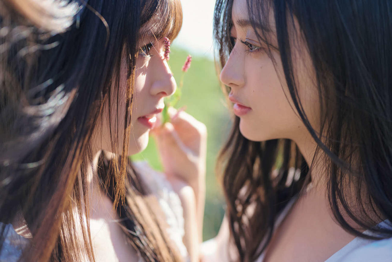 乃木坂46・5期生の初写真集「あの頃、乃木坂にいた」から、小川彩（左）、井上和のカット（写真・花盛友里）