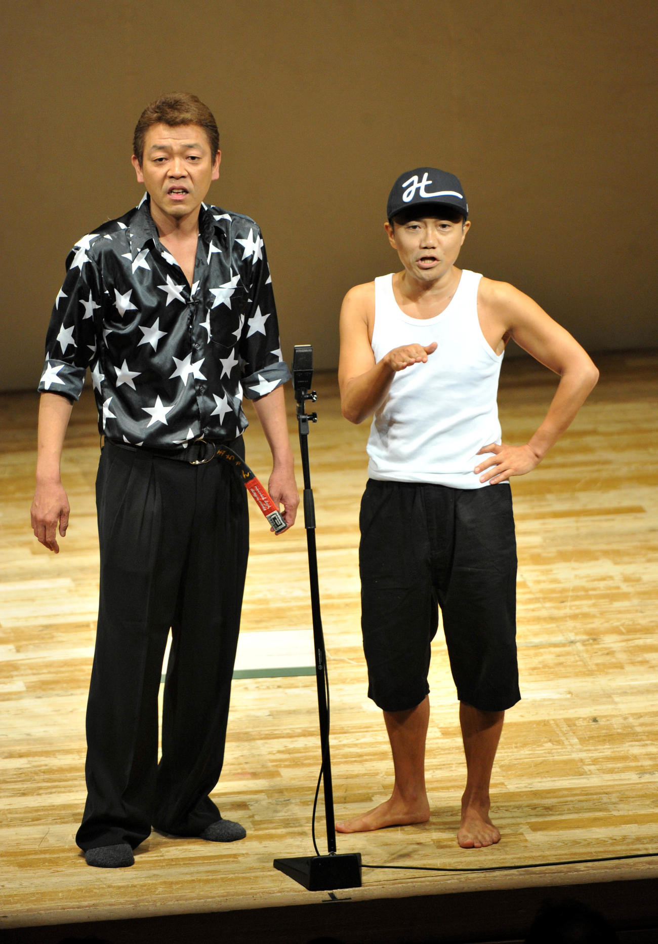 浅草キッドの玉袋筋太郎（左）と水道橋博士（2013年9月撮影）