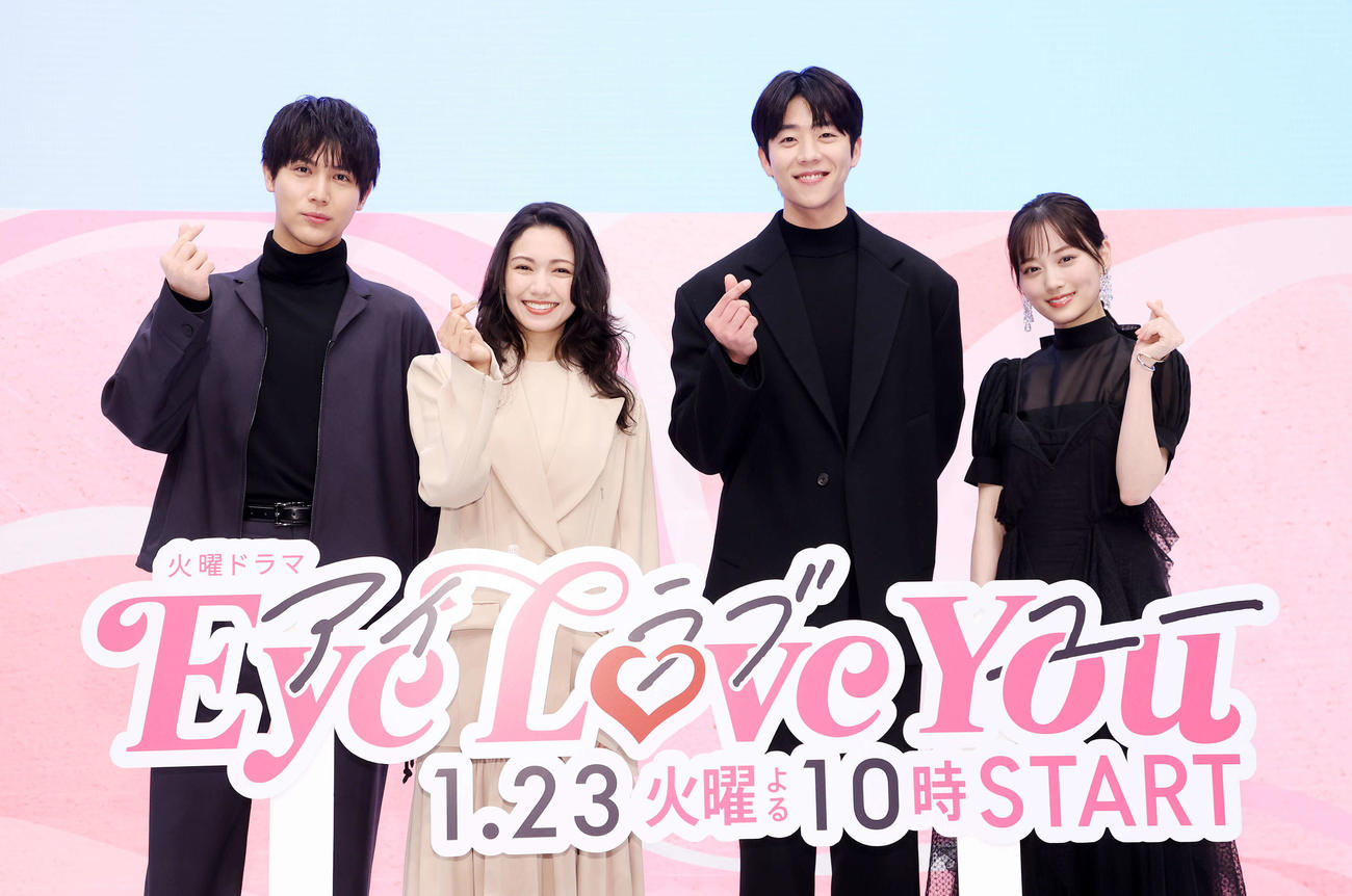 写真に納まる、左から中川大志、二階堂ふみ、チェ・ジョンヒョプ、山下美月（撮影・鈴木正人）