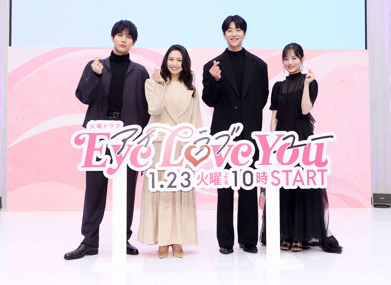 写真に納まる、左から中川大志、二階堂ふみ、チェ・ジョンヒョプ、山下美月（撮影・鈴木正人）
