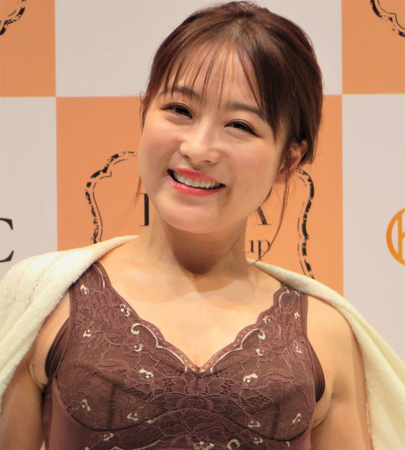鈴木奈々（2021年1月撮影）