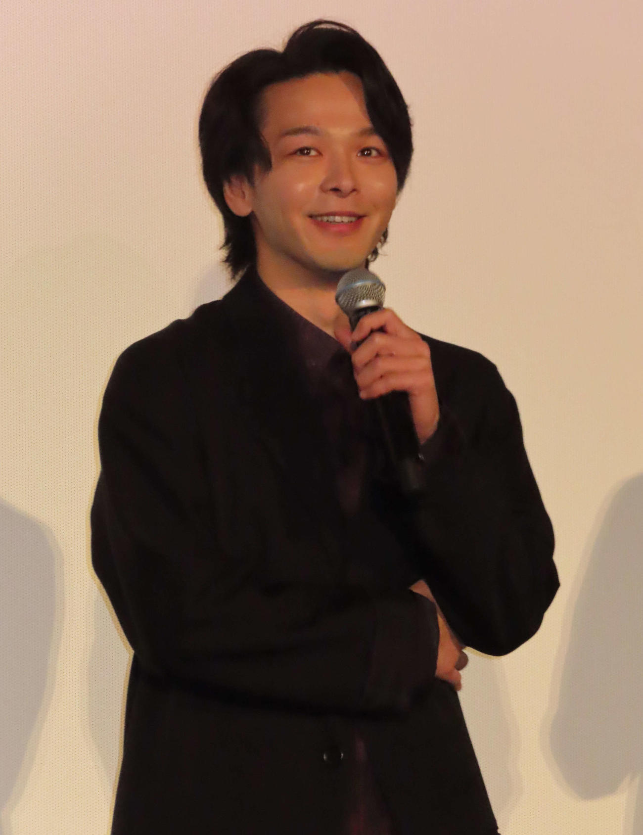 映画「SPY×FAMILY CODE:White」のヒット記念舞台あいさつに出席した中村倫也
