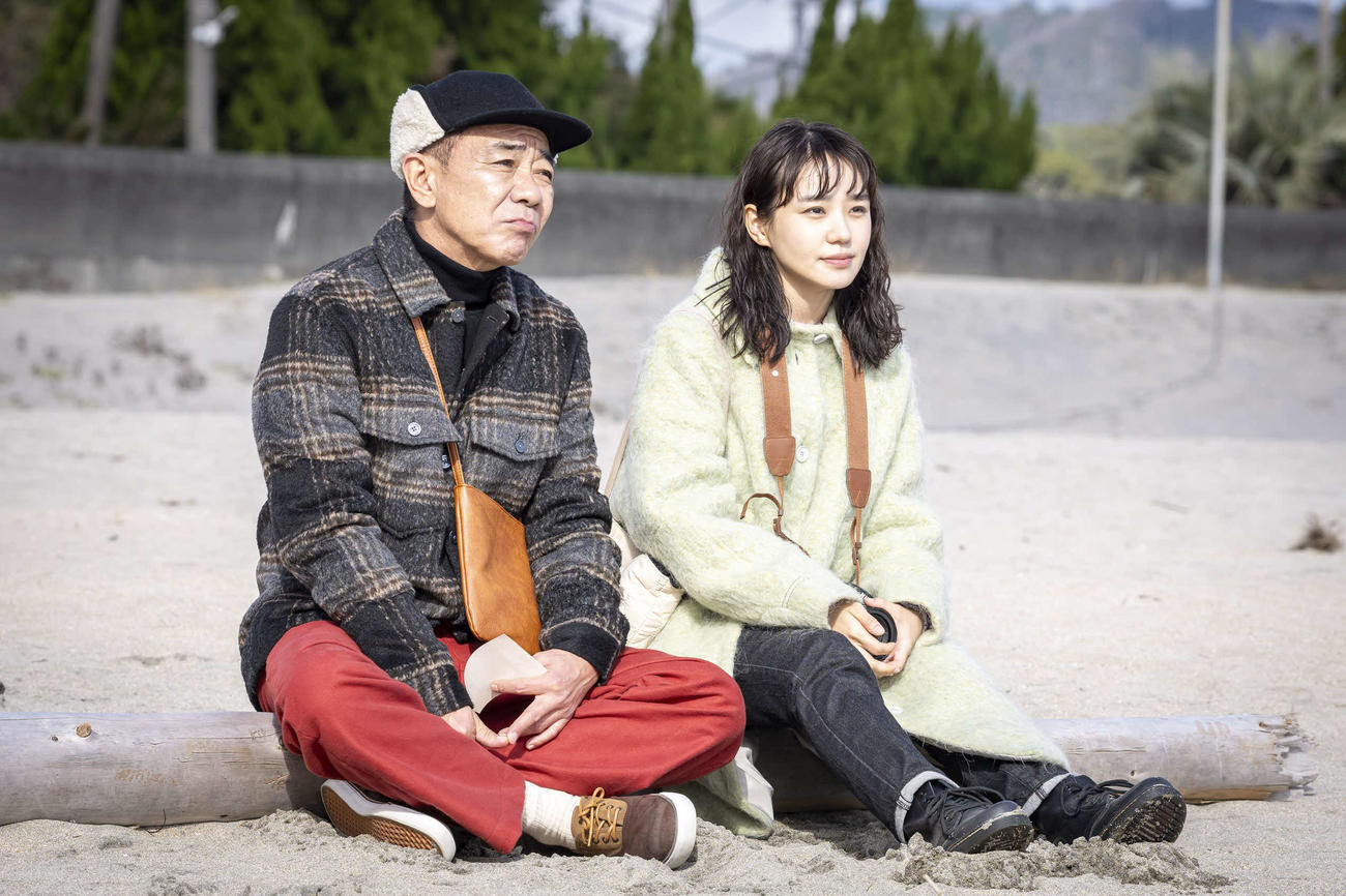 カンテレ、フジテレビ系「春になったら」に出演する木梨憲武、奈緒(C)カンテレ