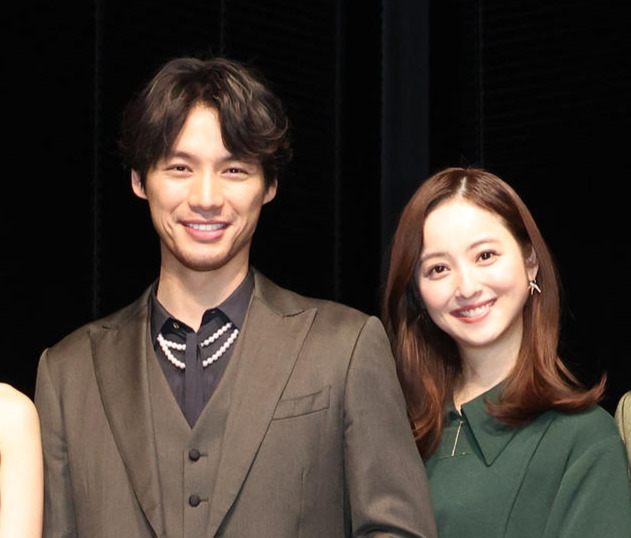 ドラマ「アイのない恋人たち」制作発表会見に臨んだ福士蒼汰（左）と佐々木希（2024年1月撮影）