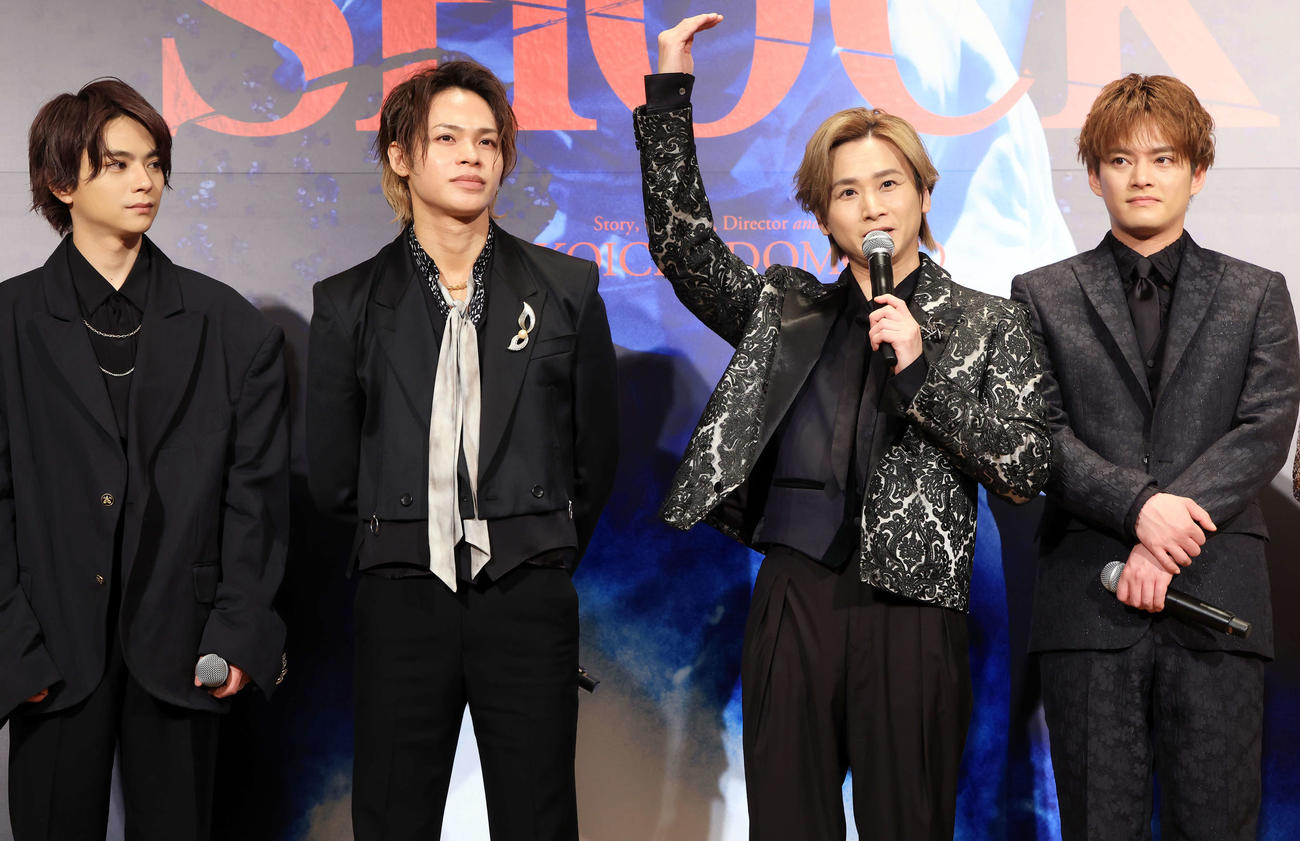 舞台「Endless SHOCK」制作会見で笑顔で報道陣の質問に答える堂本光一（右から2人目）。左から佐藤勝利、上田竜也、1人置いて中山優馬（撮影・浅見桂子）