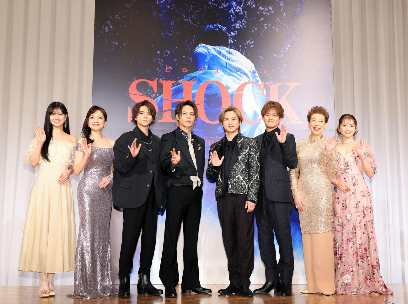 舞台「Endless SHOCK」制作会見で笑顔で手を振る、左から中村麗乃、島田歌穂、佐藤勝利、上田竜也、堂本光一、中山優馬、前田美波里、綺咲愛里（撮影・浅見桂子）
