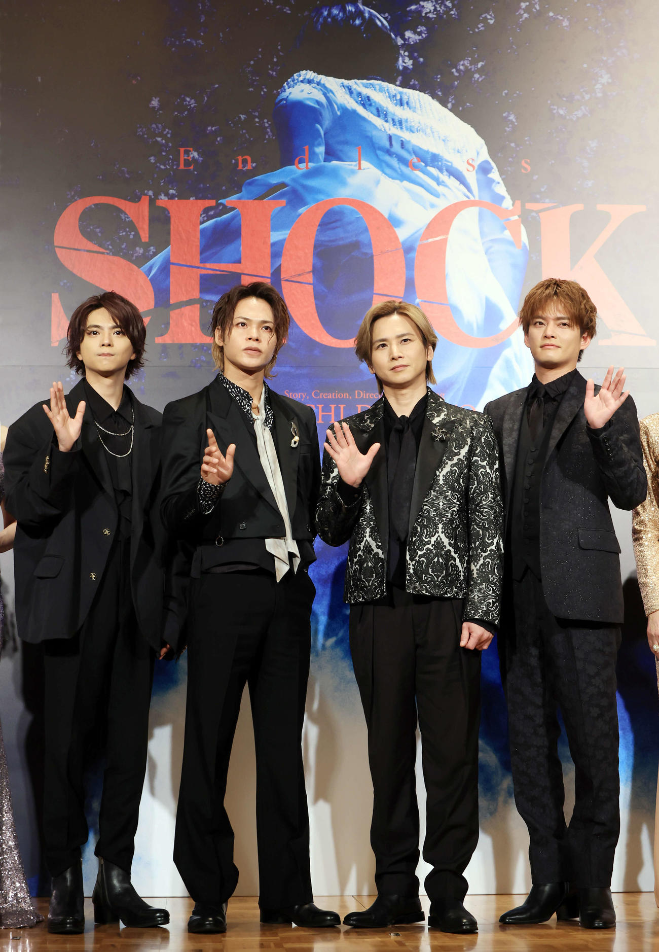 舞台「Endless SHOCK」制作会見で記念撮影する、左から佐藤勝利、上田竜也、堂本光一、中山優馬（撮影・浅見桂子）