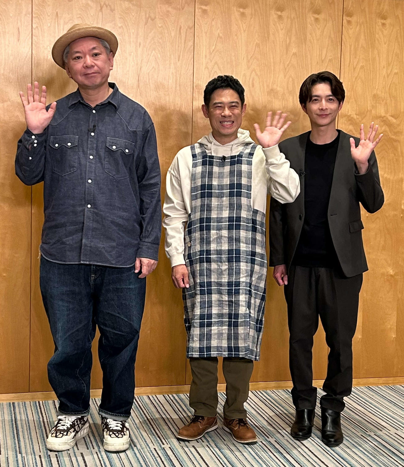 テレビ朝日系連続ドラマ「離婚しない男－サレ夫と悪嫁の騙し愛－」の放送スタートを記念したスペシャル対談の公開収録を行った、左から鈴木おさむ氏、伊藤淳史、小池徹平