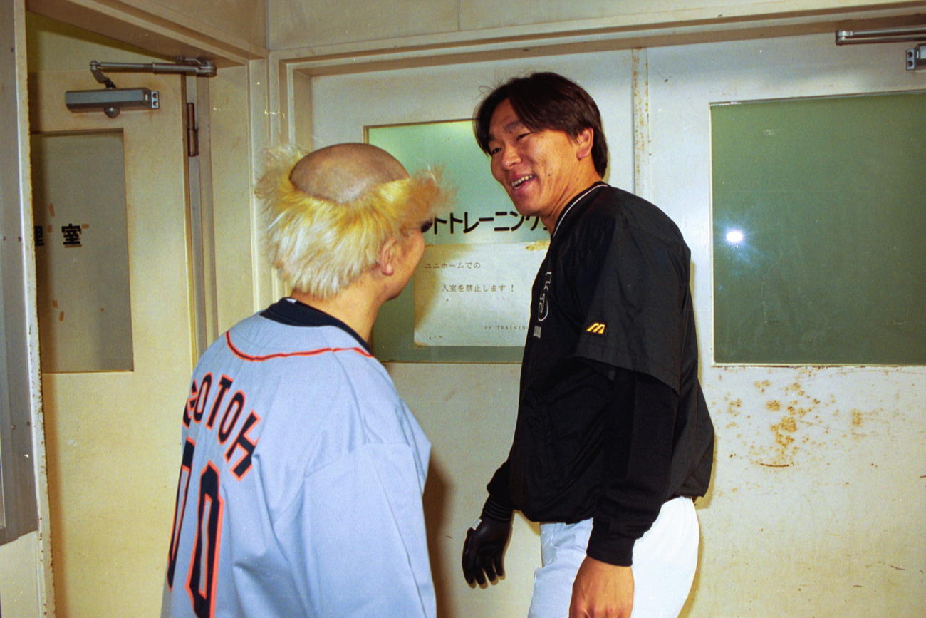 松井秀喜（右）と電撃ネットワークの南部虎弾さん（なんぶとらた）（2001年撮影）