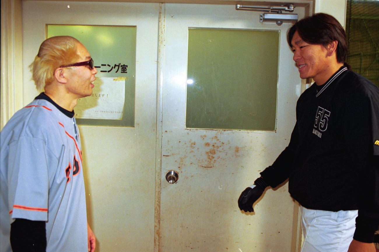 松井秀喜（右）と電撃ネットワークの南部虎弾さん（なんぶとらた）（2001年撮影）
