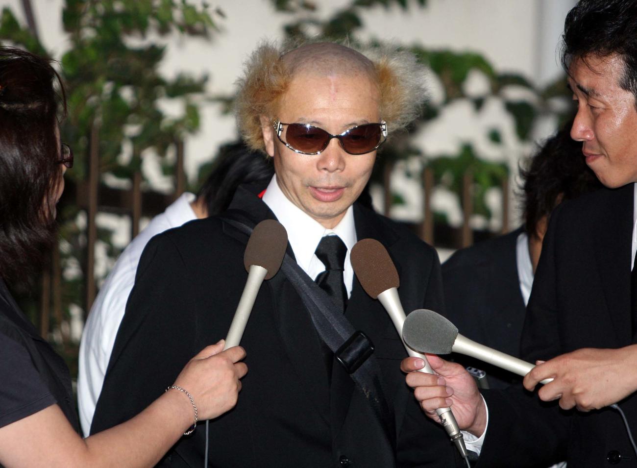 川村カオリさんの通夜に訪れた南部虎弾氏（09年07月30日撮影）