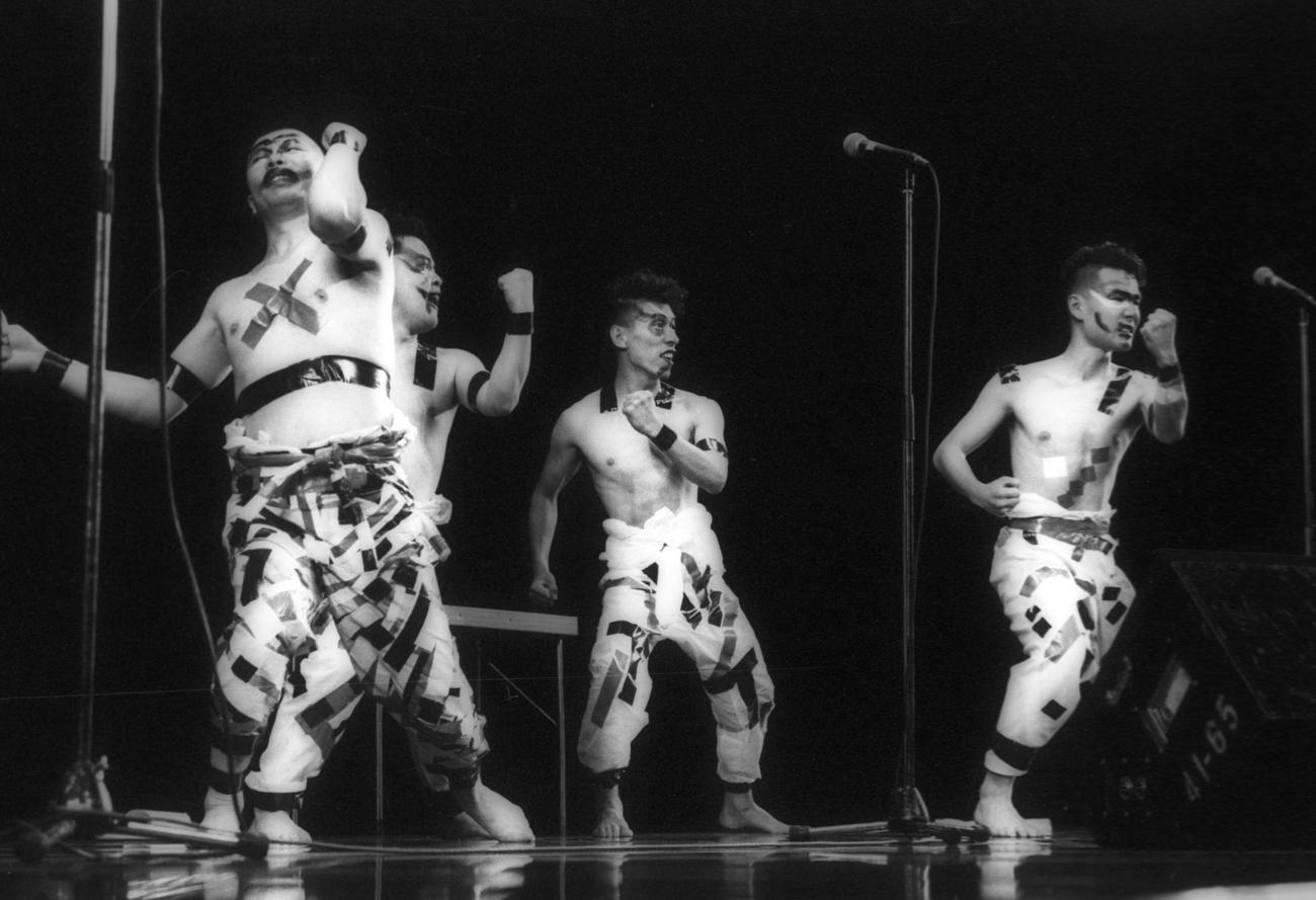 1986年8月16日、テレビ朝日「ザ・テレビ演芸」で10周勝ち抜きのチャンピオンに輝いた劇画調の強烈ギャグを披露するダチョウ倶楽部（左から南部虎太（南部虎弾）さん、上島竜兵さん、寺門ジモン、肥後克広）