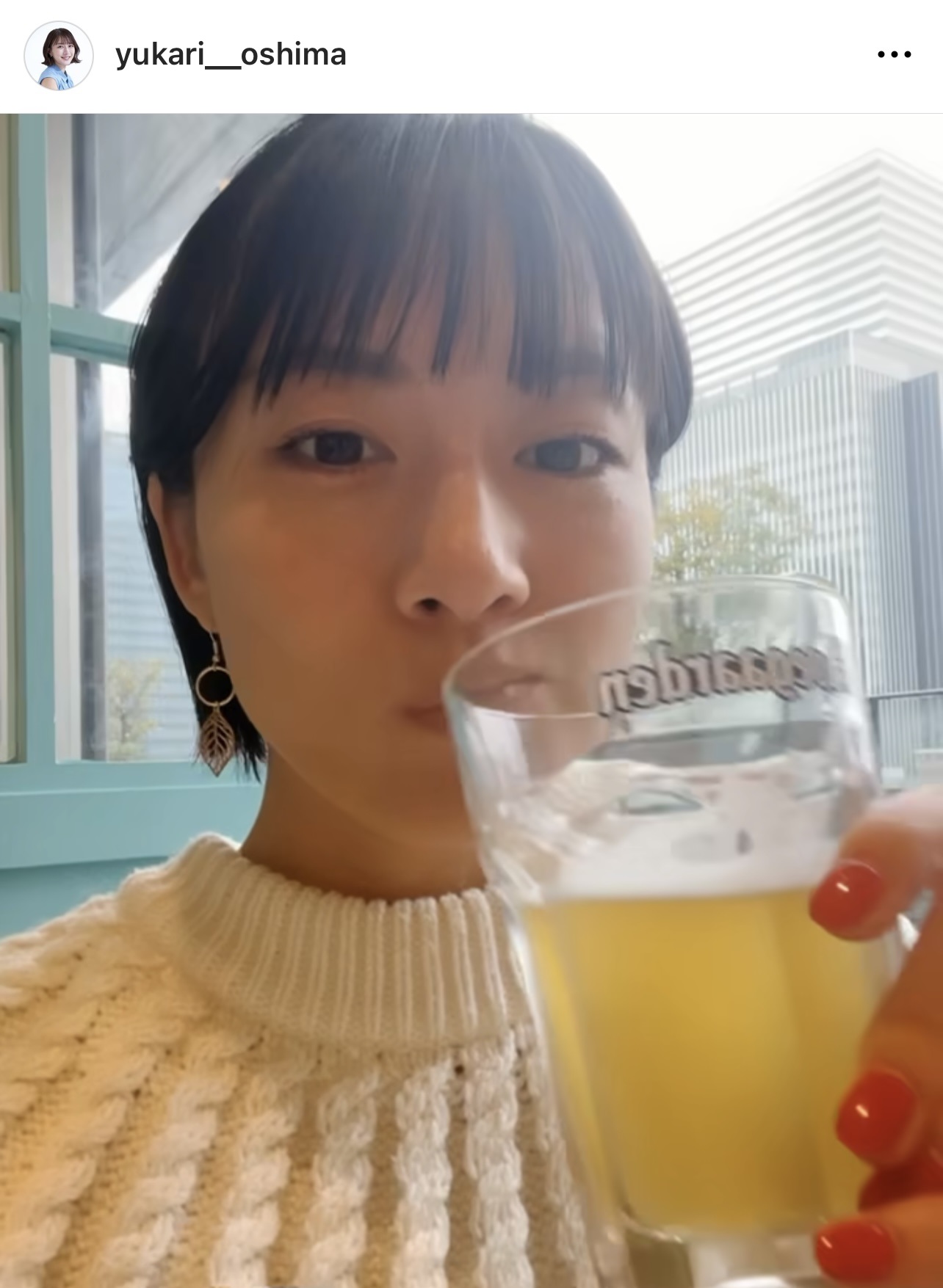 どアップの自撮りでゴクゴクとビールを飲む大島由香里アナ（大島由香里アナウンサーのインスタグラムから）