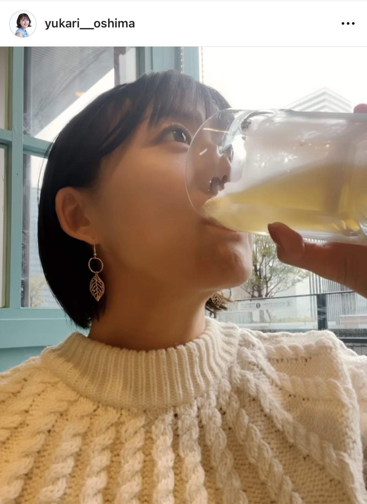 どアップの自撮りでゴクゴクとビールを飲む大島由香里アナ（大島由香里アナウンサーのインスタグラムから）
